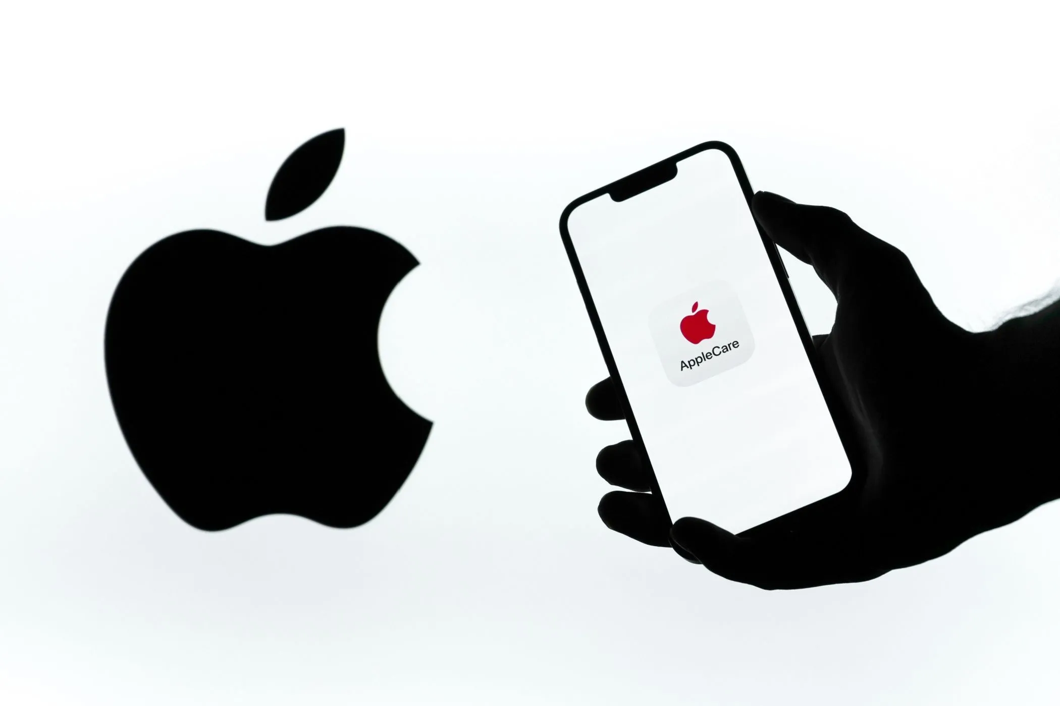Biểu tượng AppleCare trên điện thoại bên cạnh logo Apple.