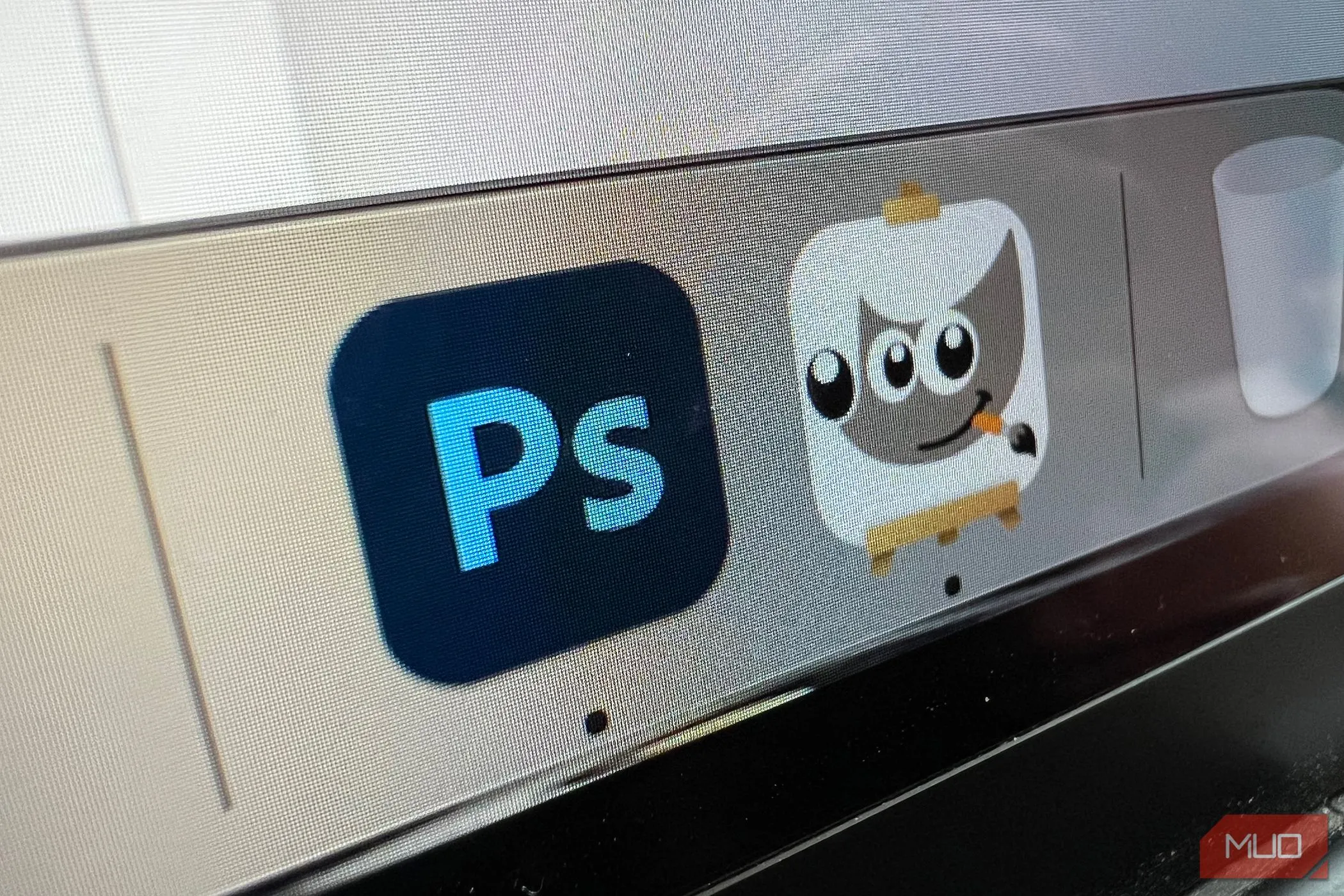 Biểu tượng GIMP và Photoshop trên MacBook, đại diện cho các lựa chọn phần mềm chỉnh sửa ảnh