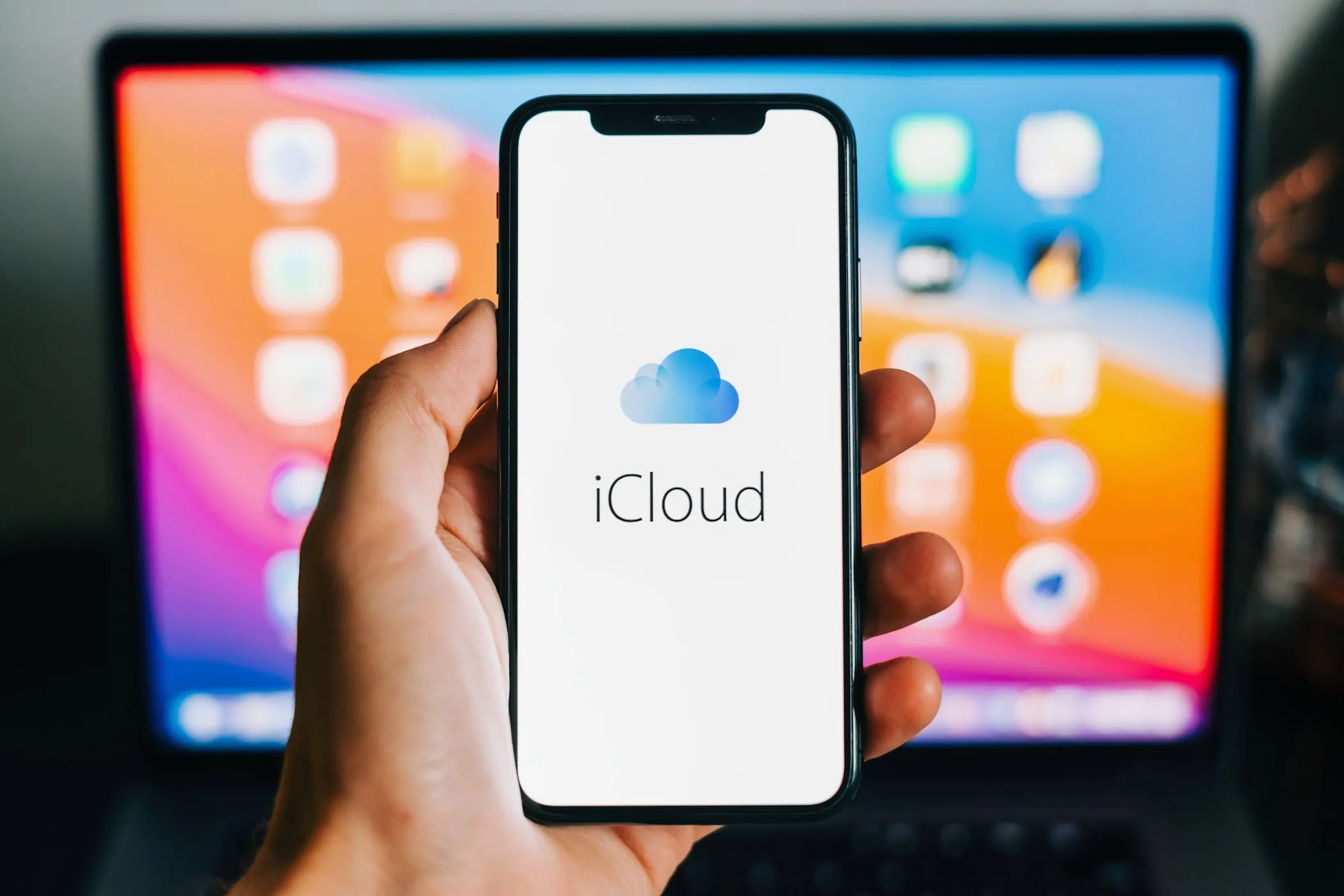 Biểu tượng iCloud hiển thị trên màn hình iPhone, minh họa sự tích hợp sâu với hệ sinh thái Apple và các dịch vụ đăng ký.