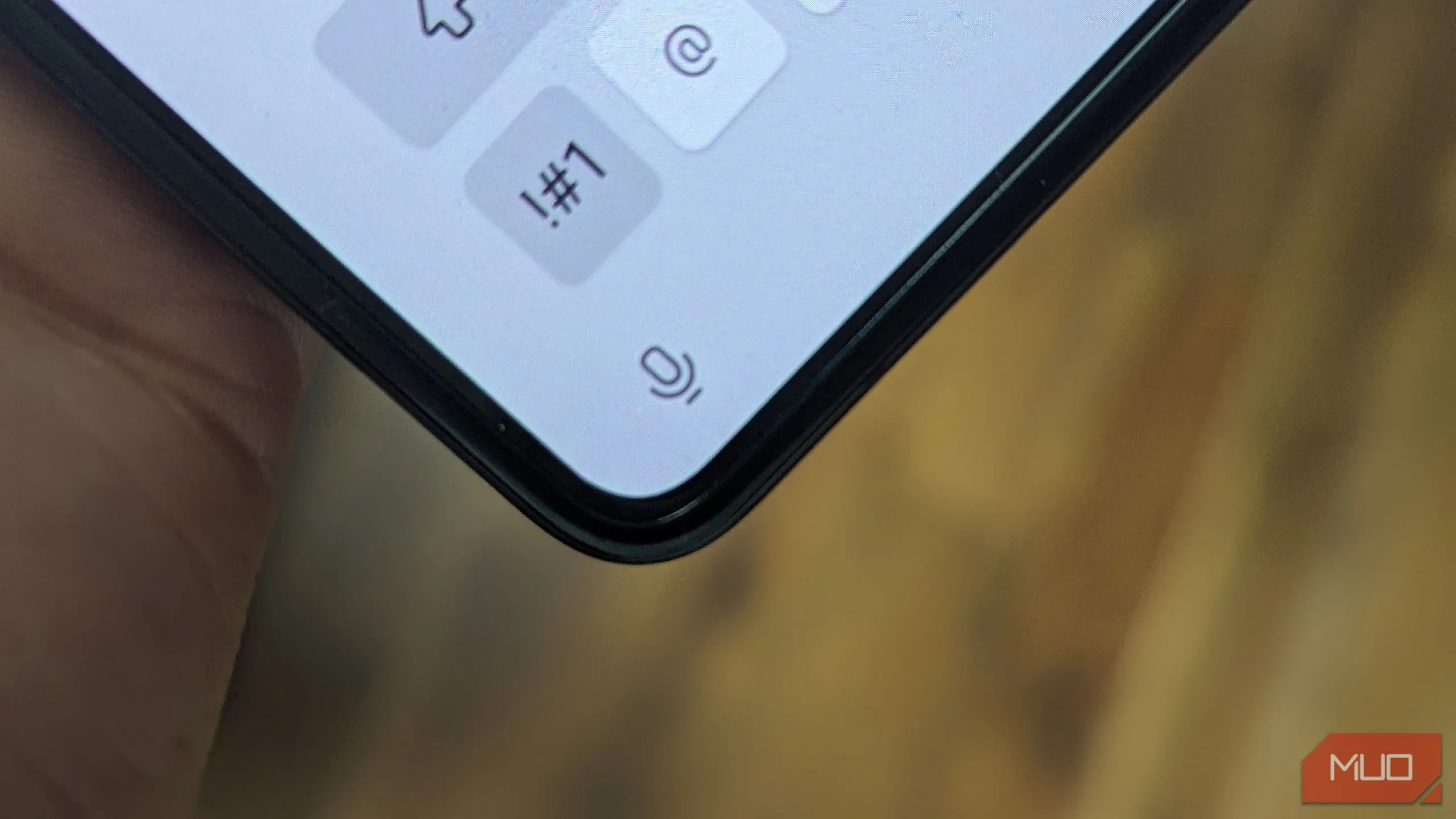 Biểu tượng micrô trên bàn phím ảo của điện thoại Samsung Galaxy Z Fold 5, minh họa tính năng nhập liệu bằng giọng nói