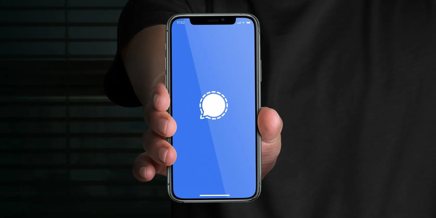 Biểu tượng ứng dụng Signal trên màn hình điện thoại thông minh
