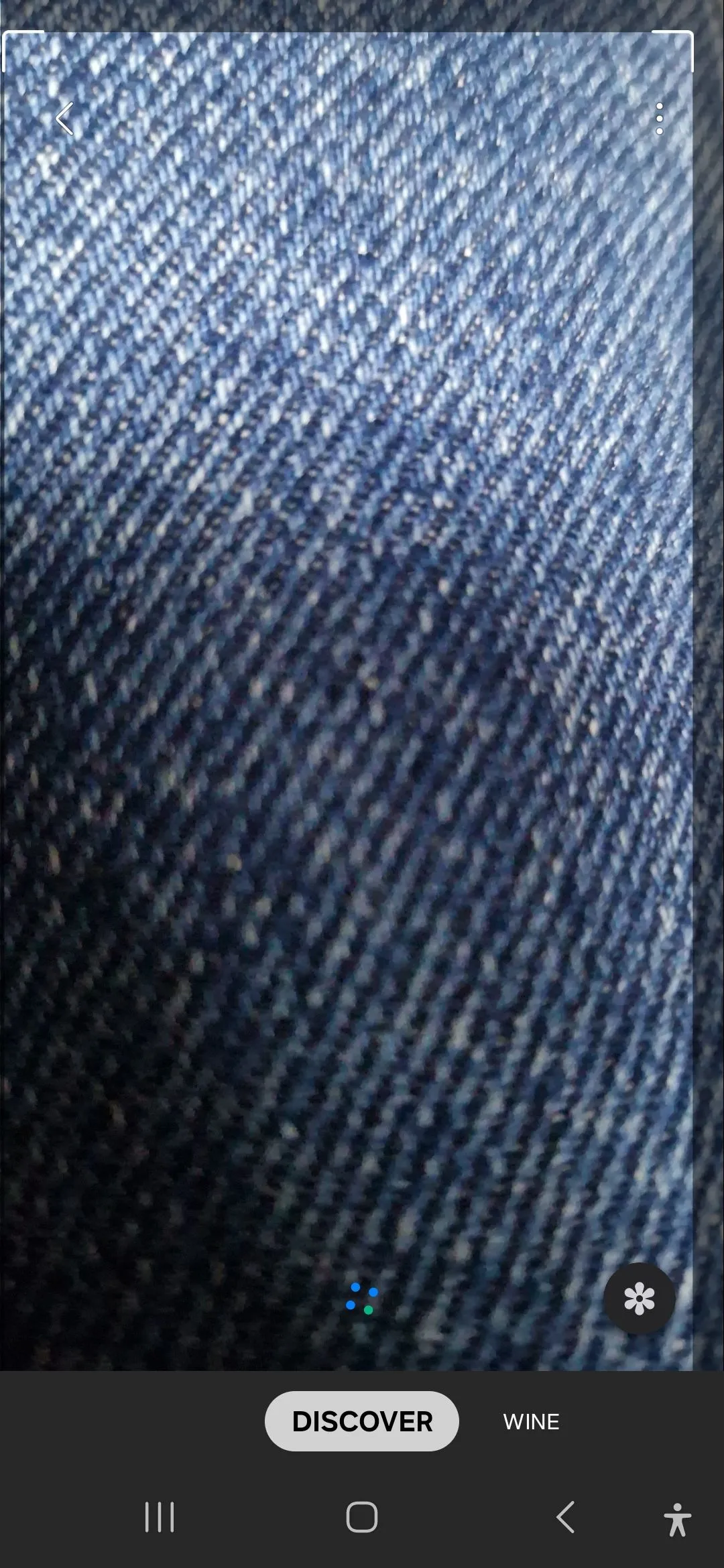 Bixby Vision đang quét một chất liệu vải denim, minh họa khả năng nhận diện vật liệu.