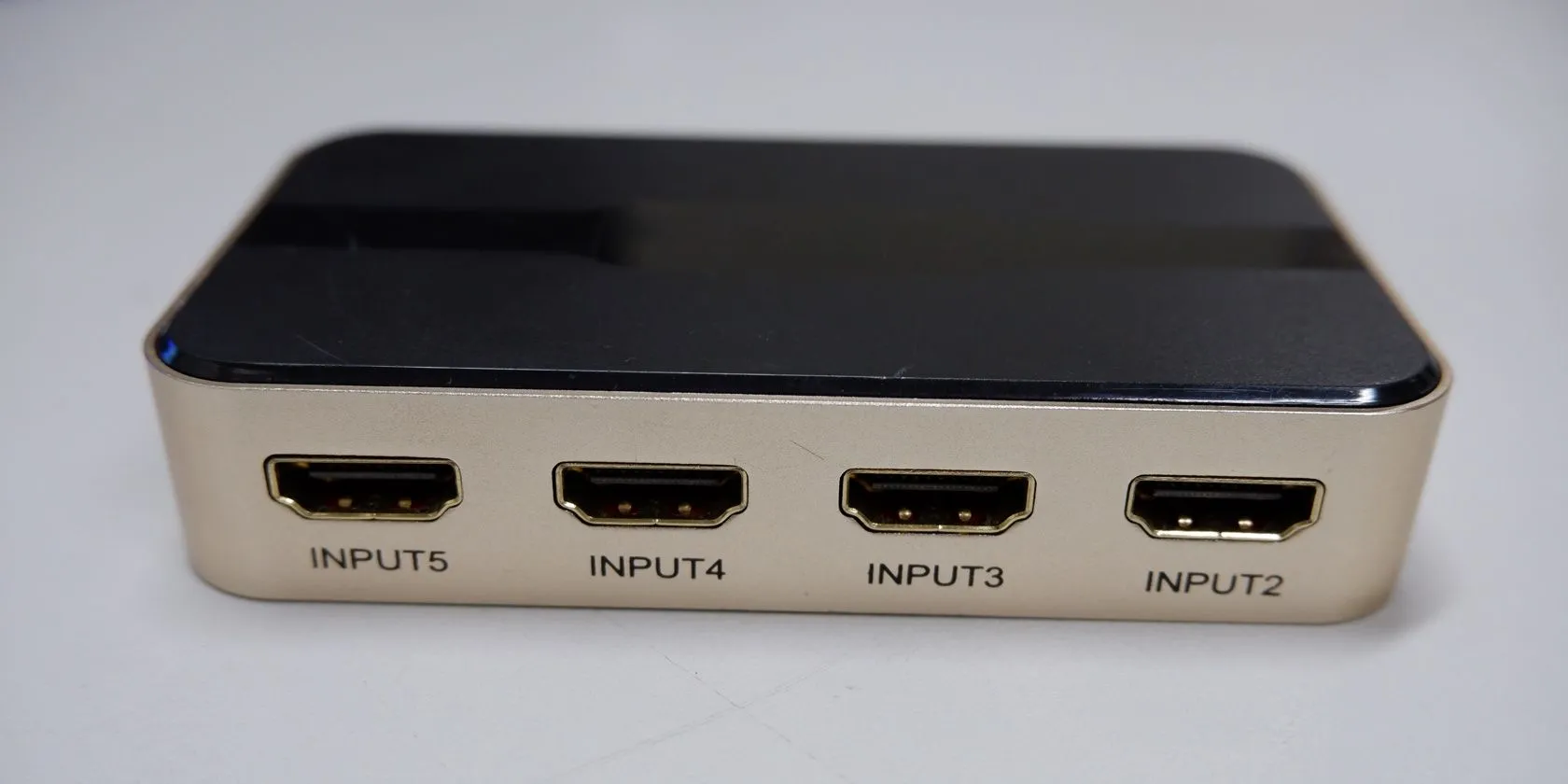 Bộ chia HDMI cho phép kết nối nhiều thiết bị vào một cổng TV, giải pháp tiện lợi cho TV ít cổng.