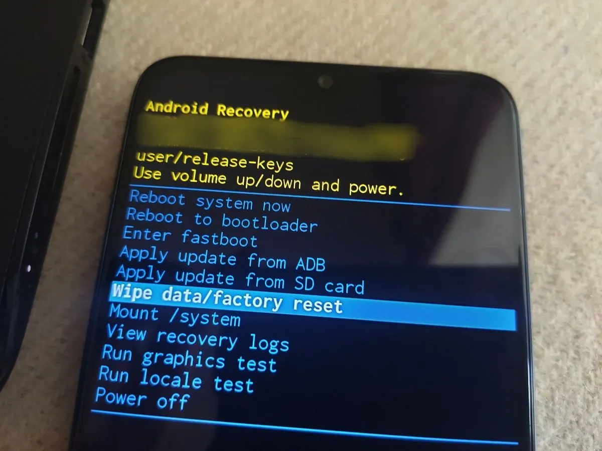 Các tùy chọn trong chế độ phục hồi Android (Recovery Mode) bao gồm xóa phân vùng bộ nhớ đệm