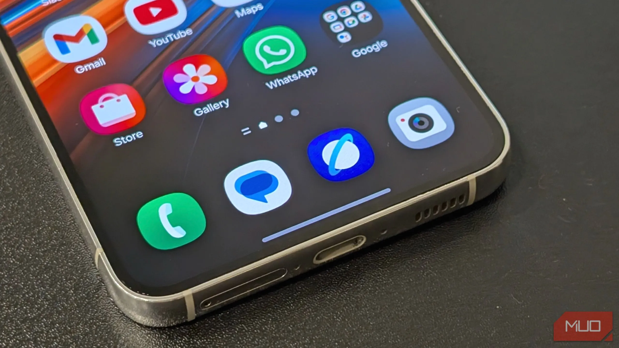 Các ứng dụng trên điện thoại thông minh Samsung Galaxy bao gồm Điện thoại, Samsung Internet, Thư viện, WhatsApp, Gmail và Máy ảnh