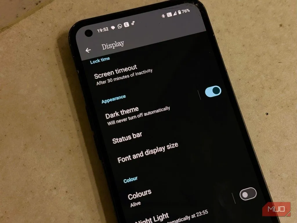 Cài đặt chế độ tối (dark mode) trên điện thoại Android với giao diện nền đen.