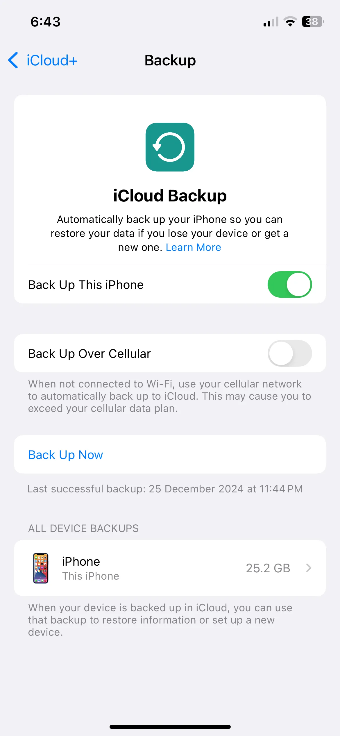 Cài đặt sao lưu iCloud trên iPhone, hiển thị tùy chọn bật/tắt sao lưu qua dữ liệu di động để tiết kiệm chi phí.
