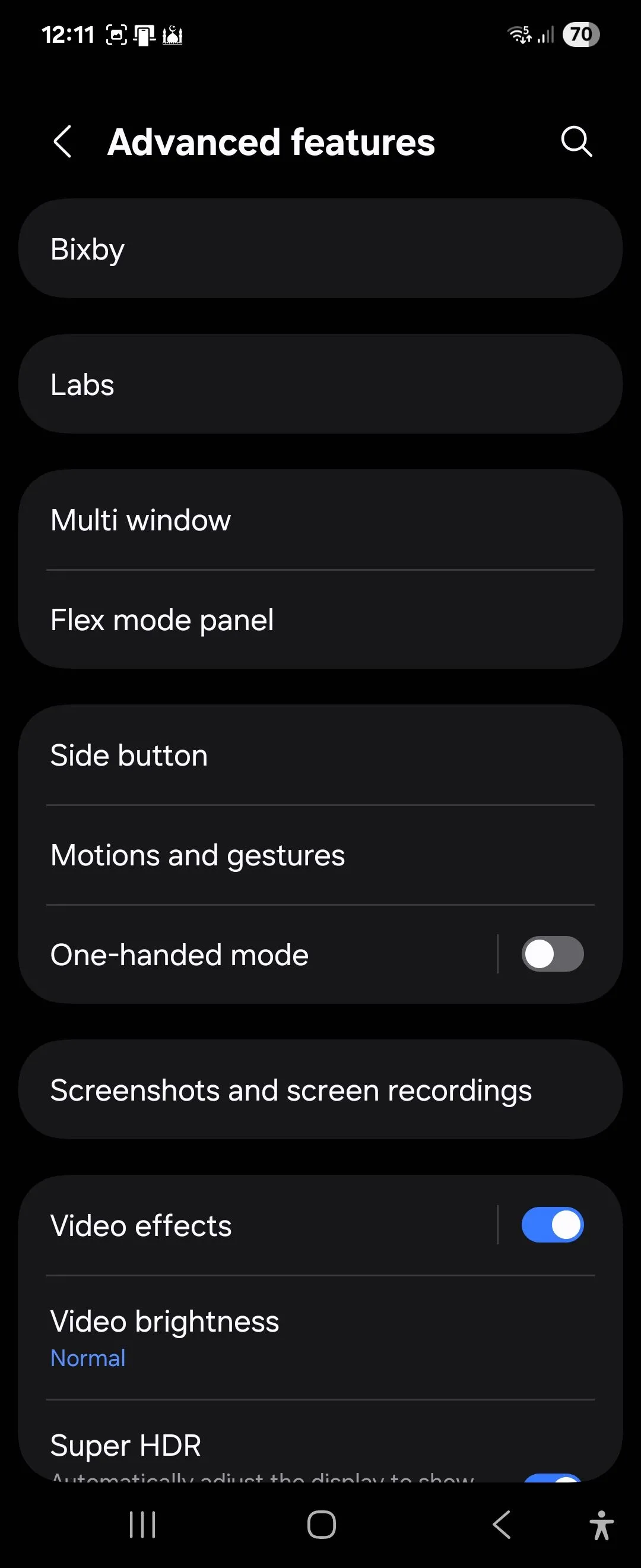 Cài đặt Tính năng nâng cao trên Galaxy Z Flip 6 chạy One UI 7, dẫn đến tùy chọn ứng dụng trên màn hình ngoài.