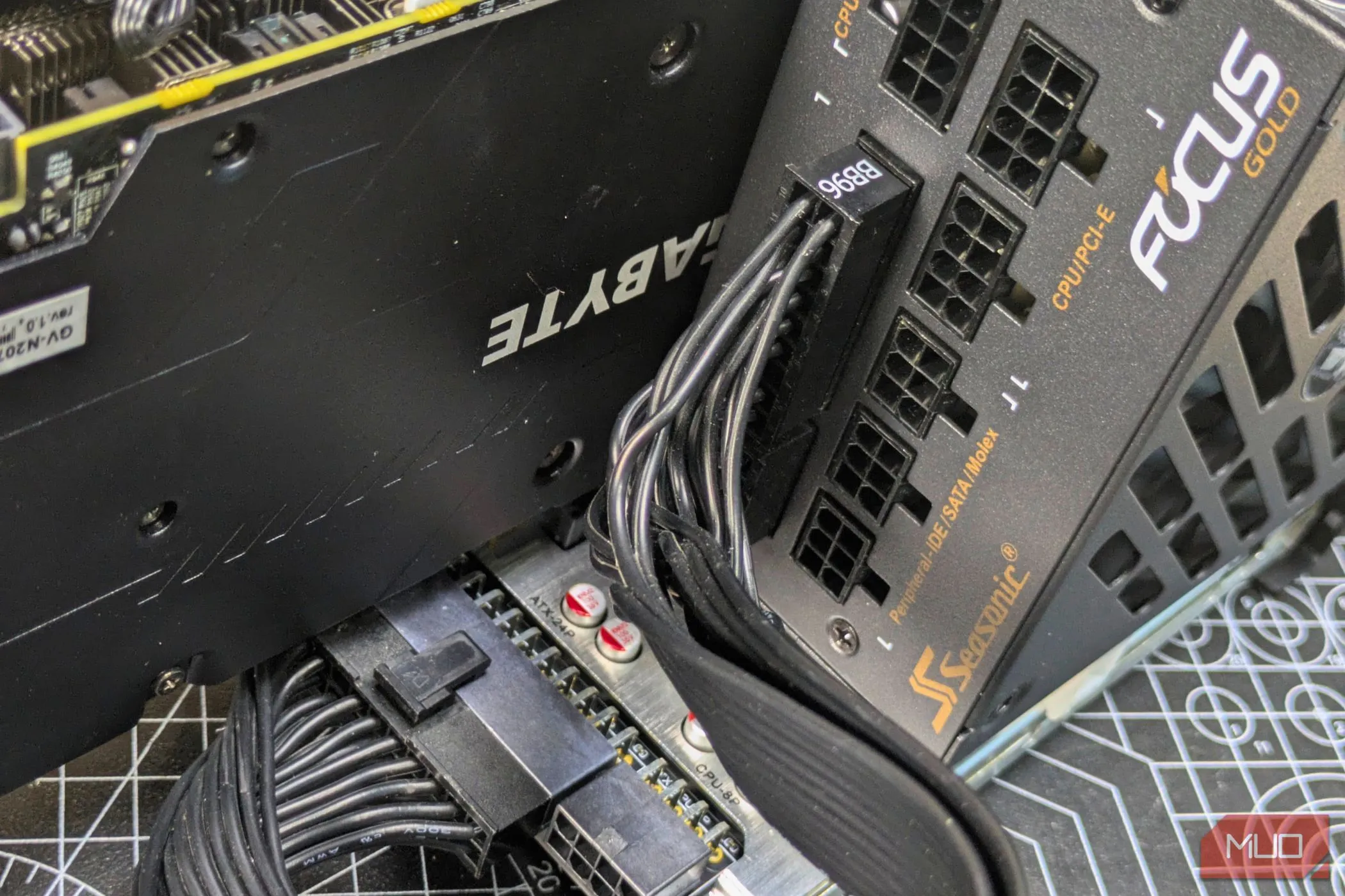 Cắm cáp nguồn cần thiết vào dock eGPU và card đồ họa
