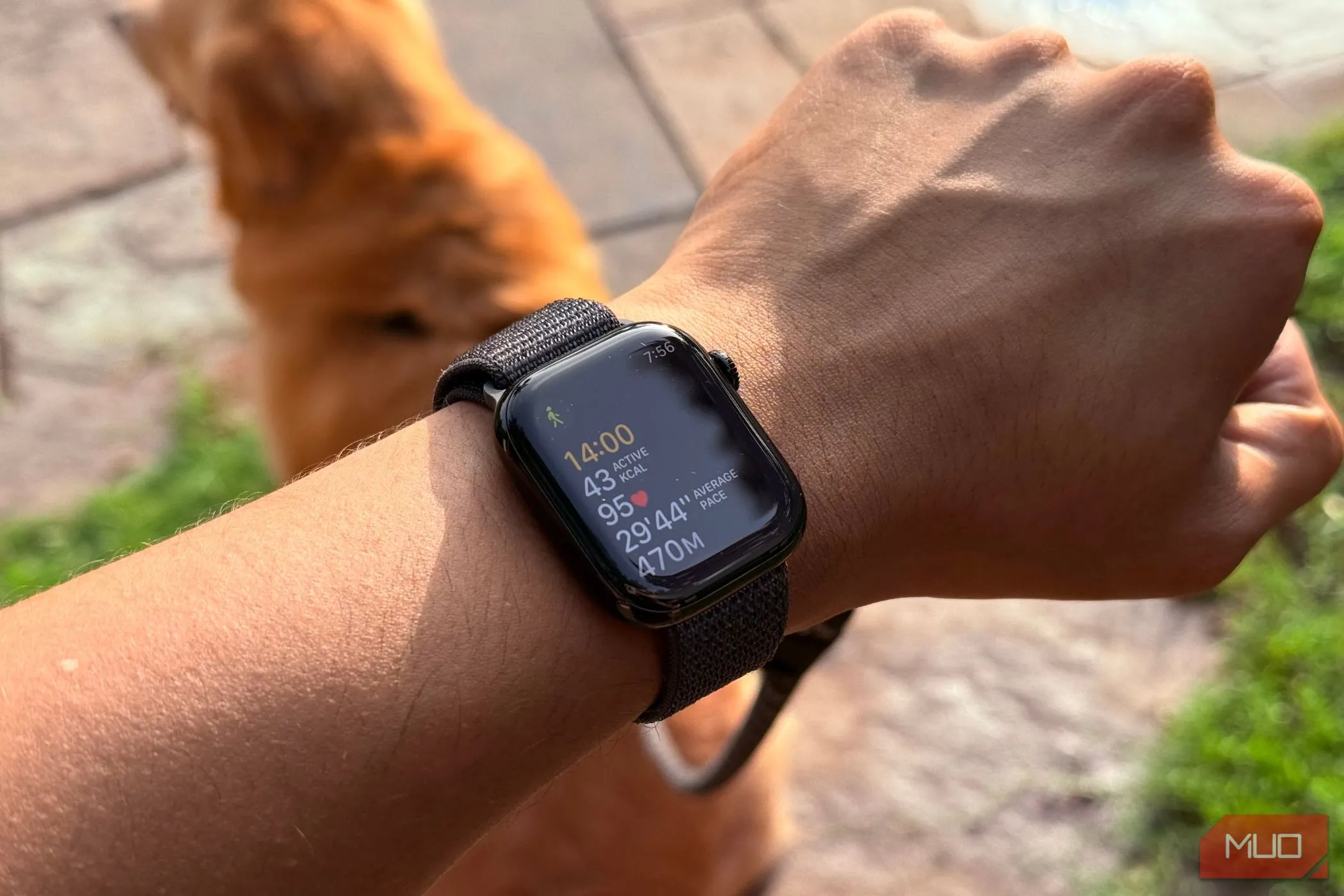 Cận cảnh Apple Watch trên cổ tay đang hiển thị số liệu tập luyện cá nhân, thể hiện tính năng điều chỉnh mục tiêu linh hoạt