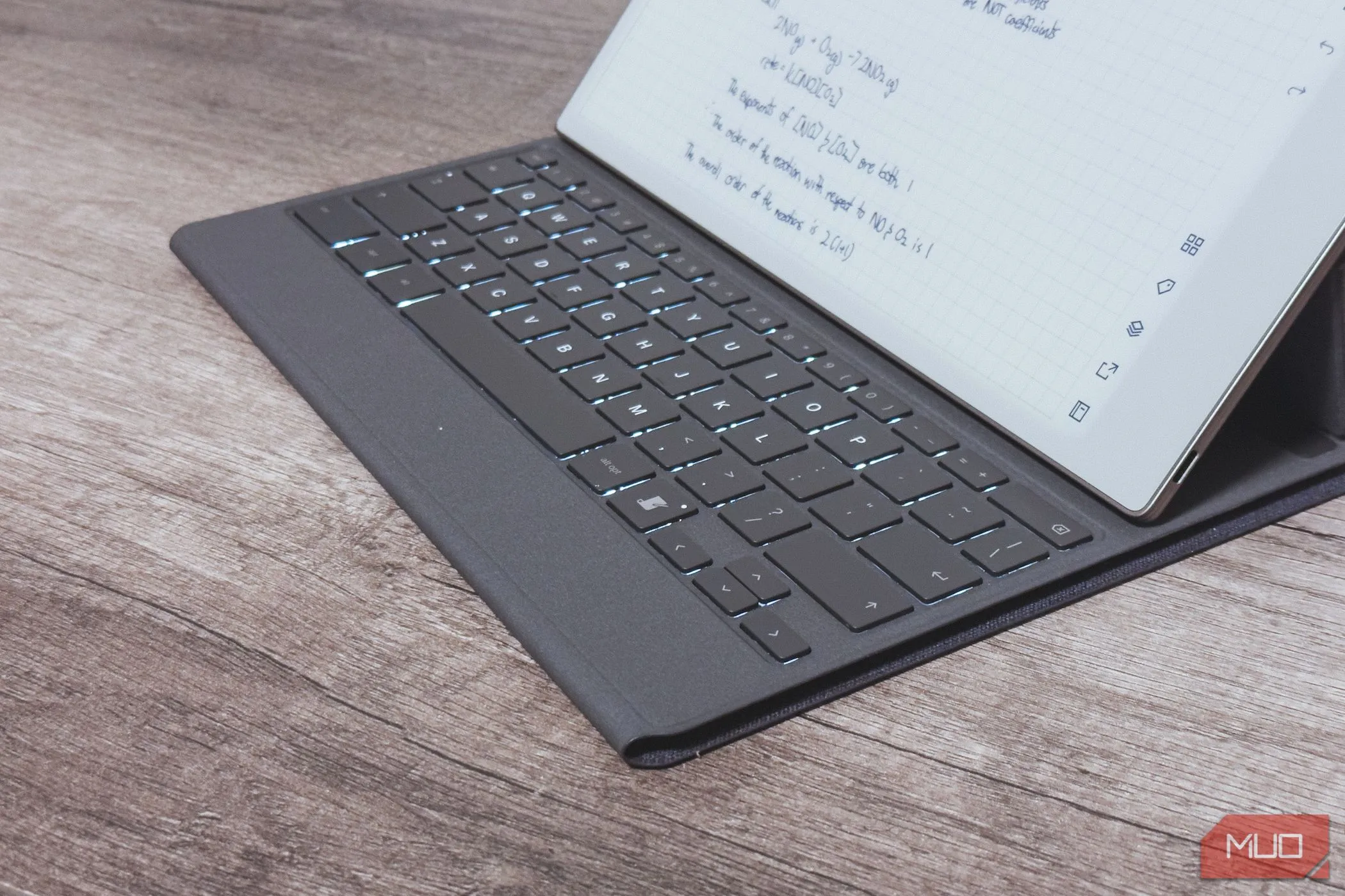 Cận cảnh các phím bấm trên bàn phím Type Folio của reMarkable Paper Pro, cho thấy bố cục và thiết kế bàn phím.