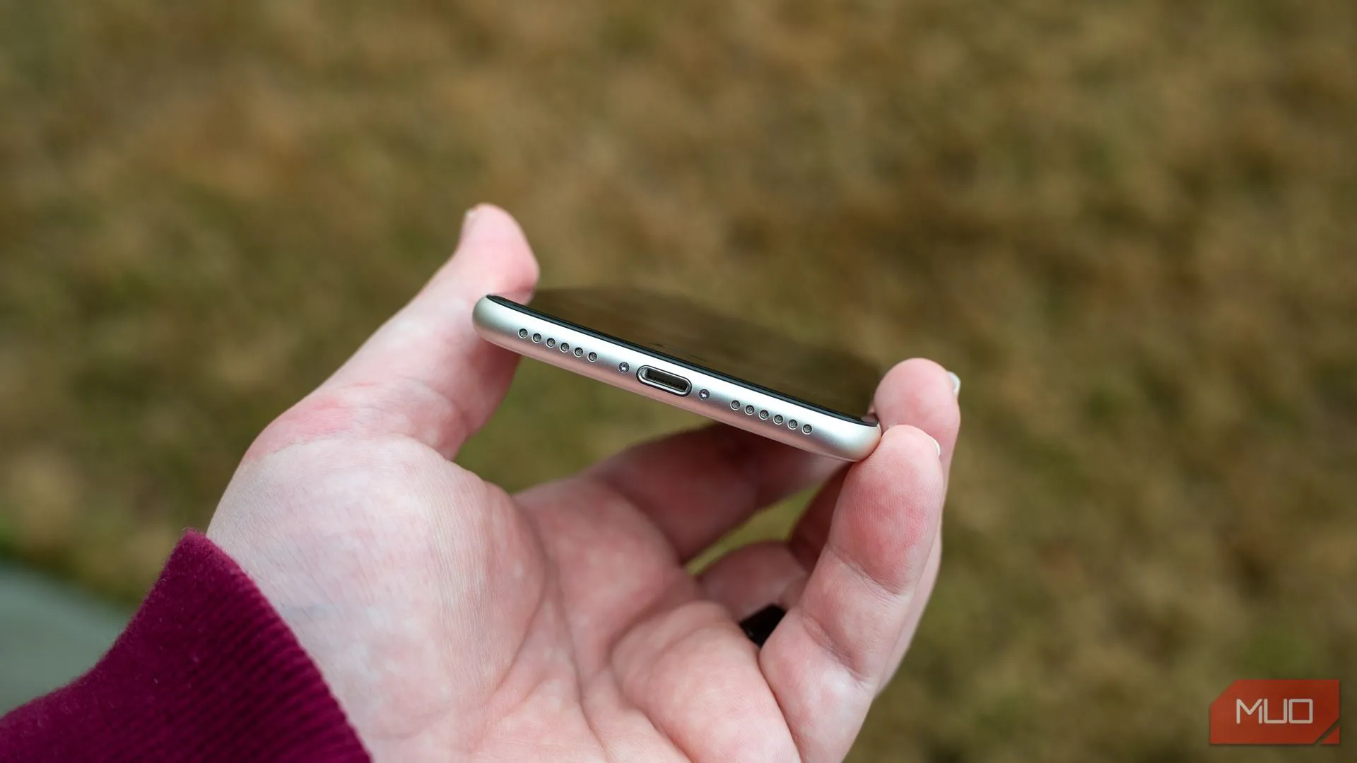 Cận cảnh cổng Lightning truyền thống trên iPhone SE 2022, cần được thay thế bằng USB-C