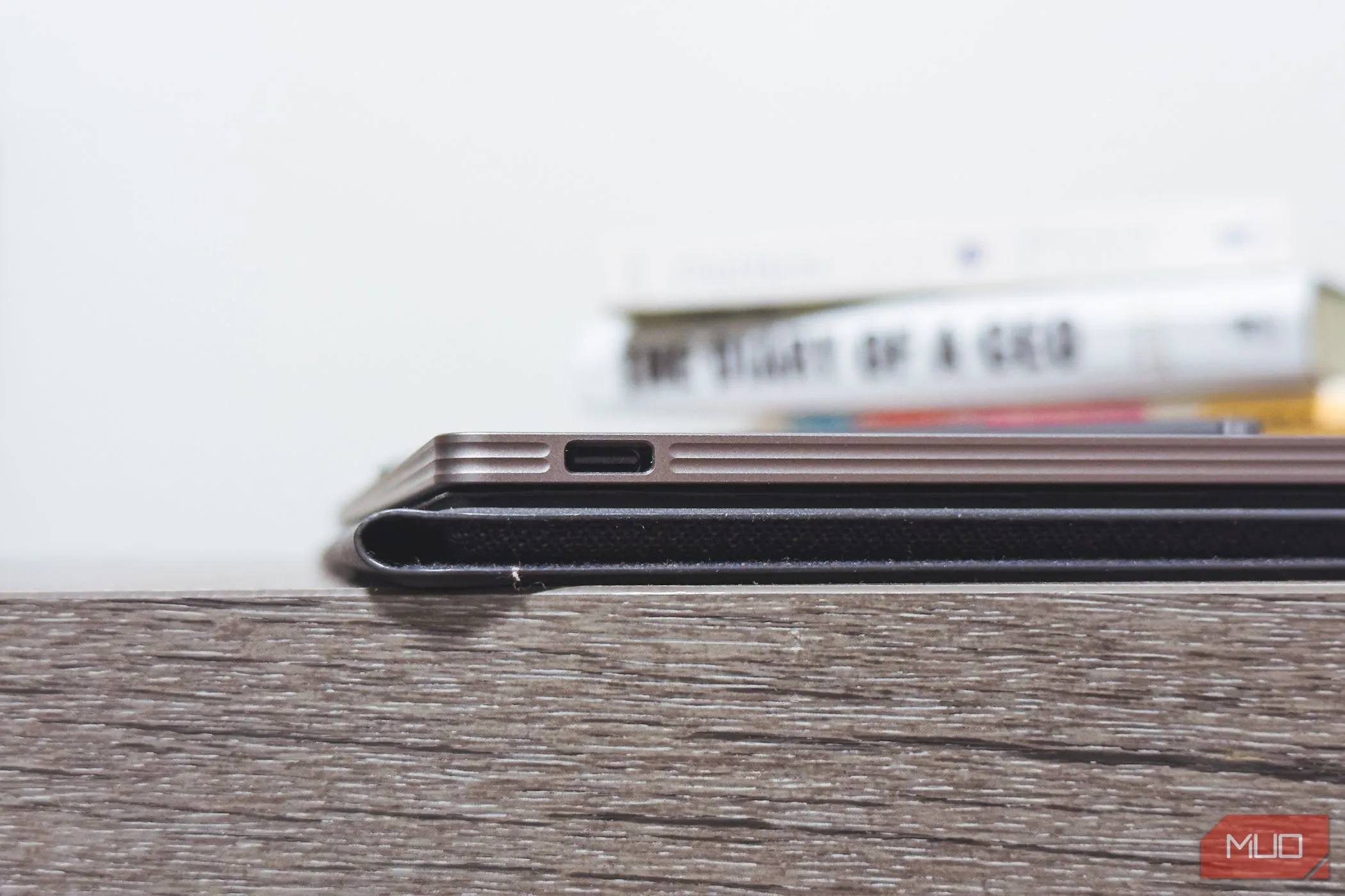 Cận cảnh cổng USB-C của reMarkable Paper Pro, cho thấy khả năng sạc và kết nối của thiết bị.