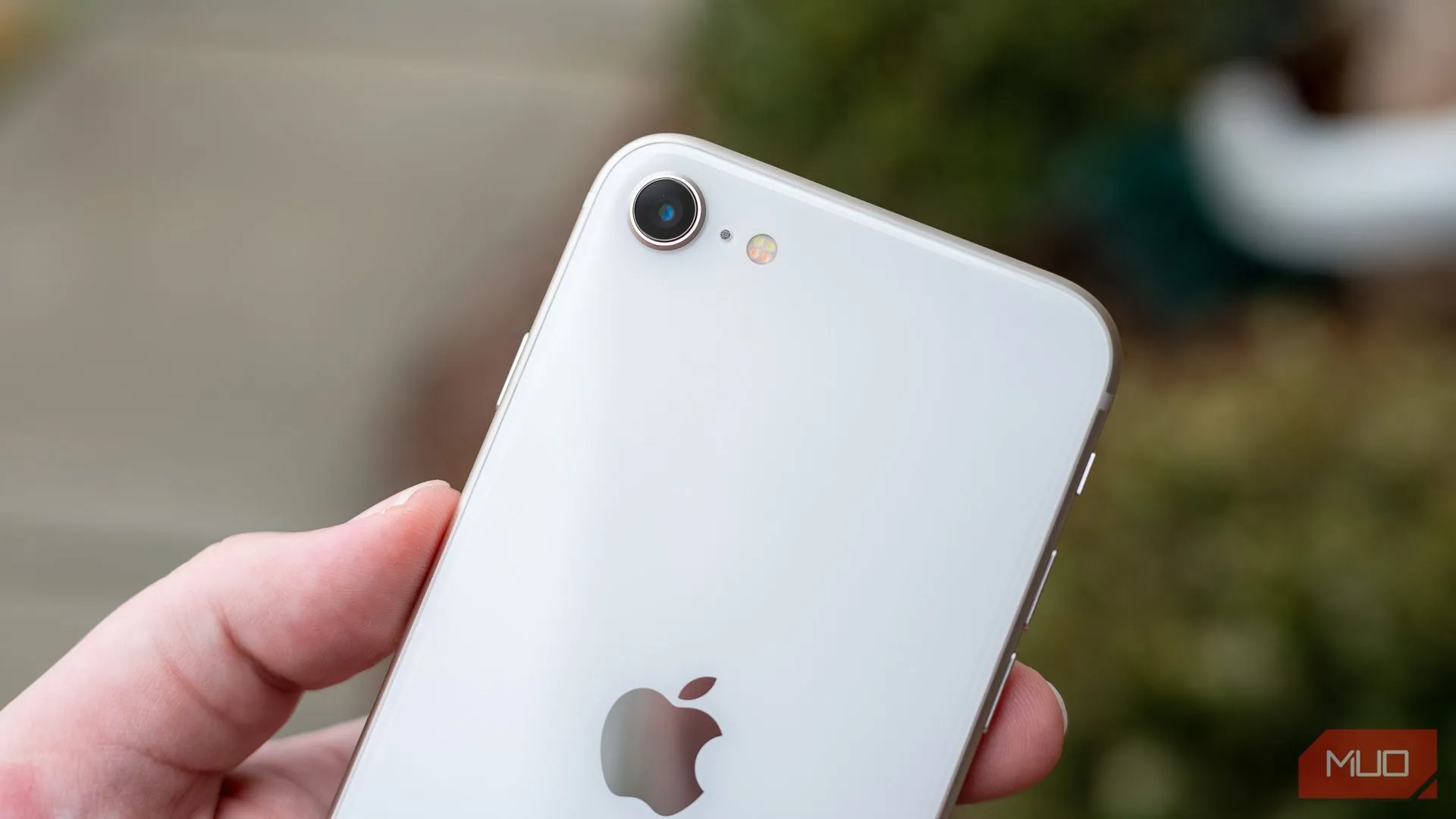 Cận cảnh cụm camera đơn phía sau của chiếc iPhone SE 2022, biểu tượng của sự cần nâng cấp