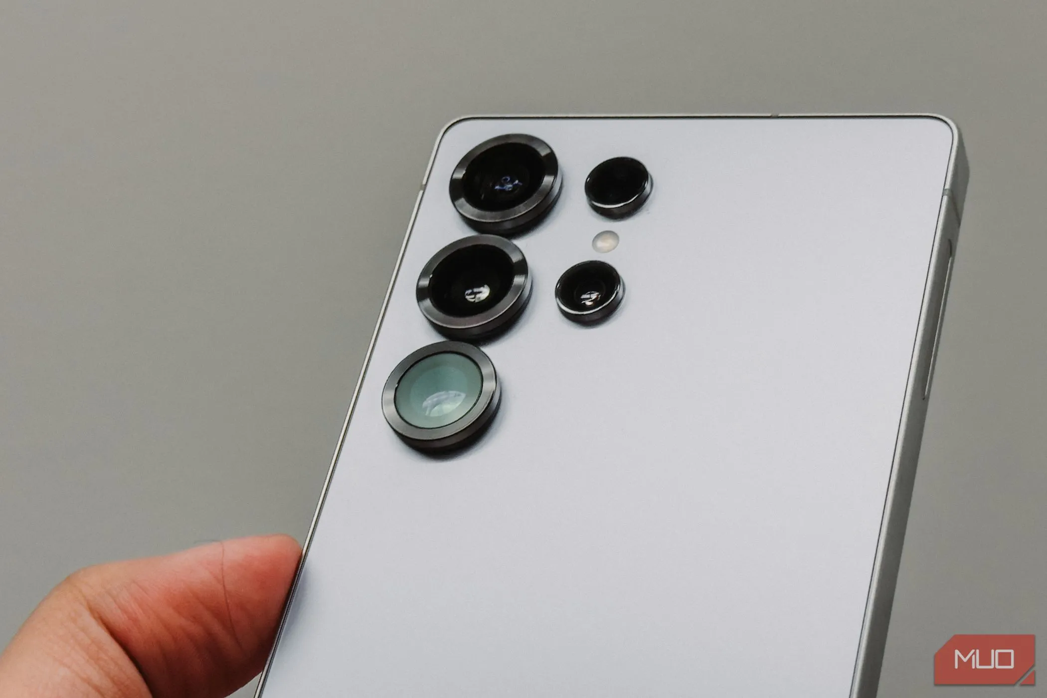 Cận cảnh cụm camera Samsung Galaxy S25 Ultra với viền ống kính nổi bật.