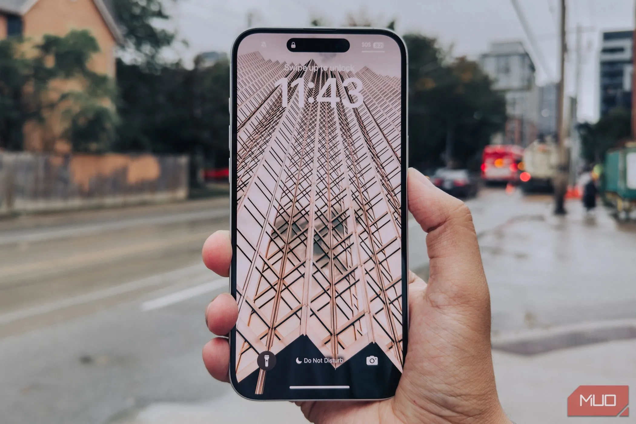 Cận cảnh màn hình iPhone 16 Plus với viền mỏng được cầm trên tay, minh họa xu hướng thiết kế smartphone hiện đại.