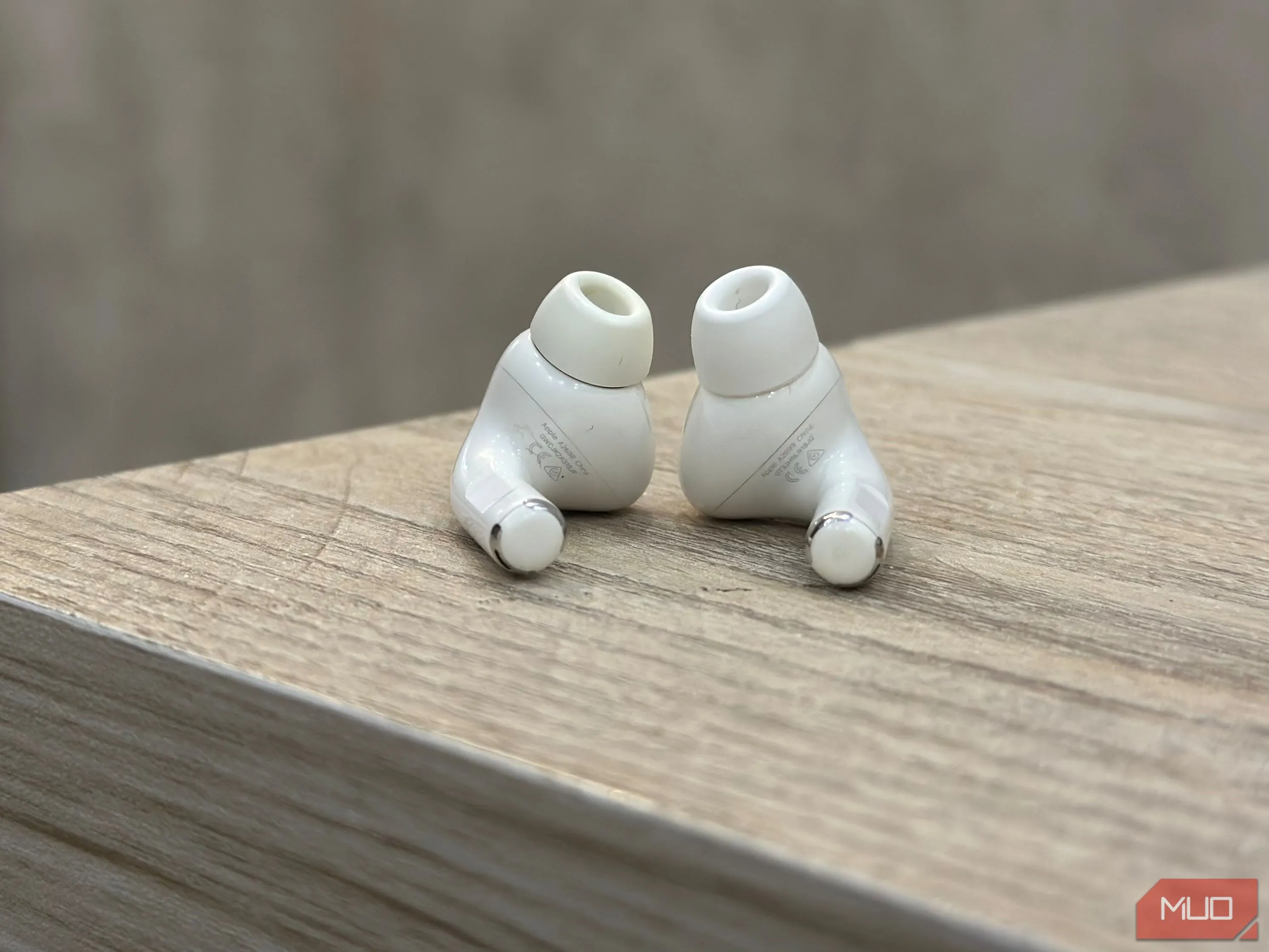 Cận cảnh mặt dưới của tai nghe AirPods Pro 2, nơi in rõ số kiểu máy (model number) để nhận diện.