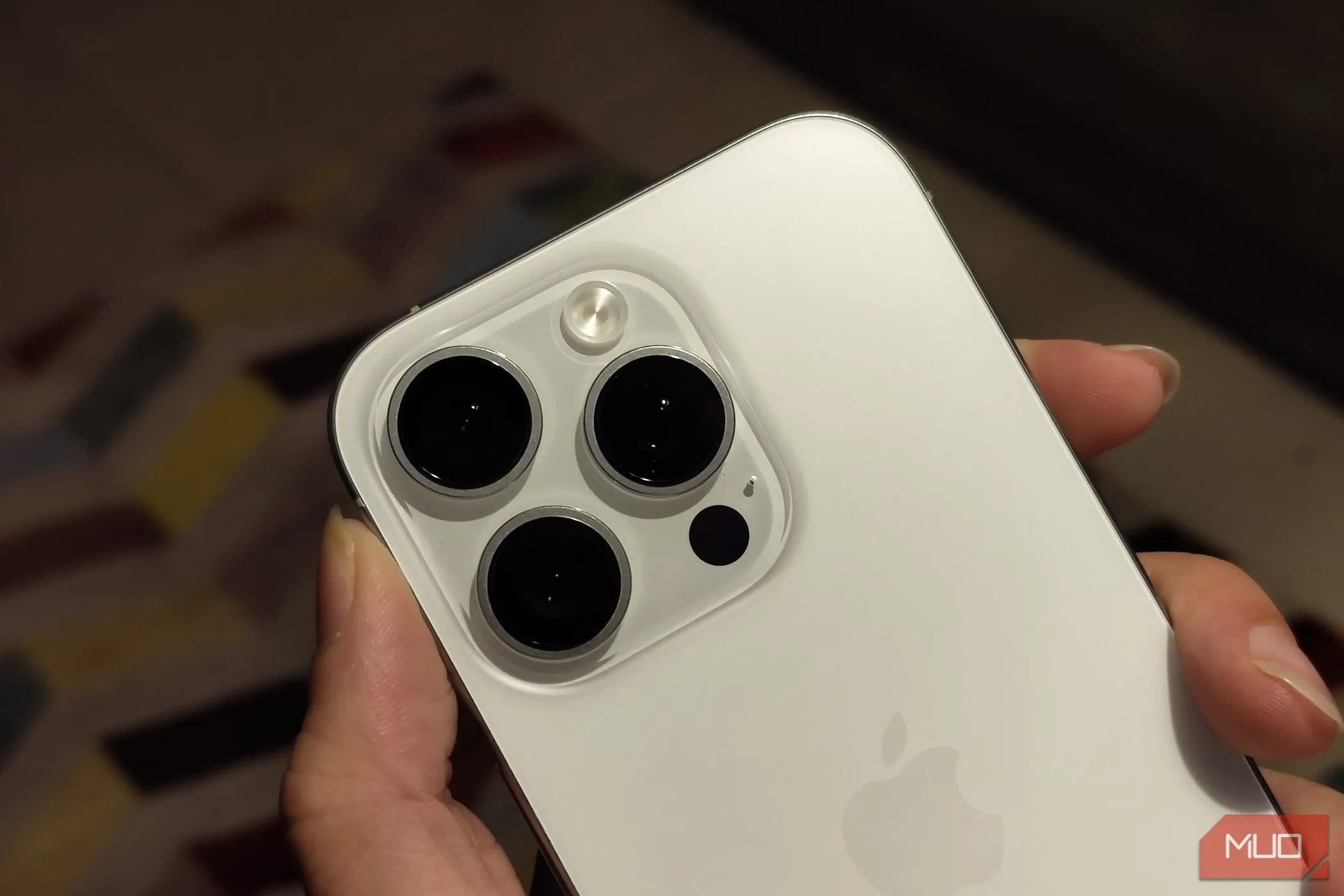 Cận cảnh mặt sau một chiếc iPhone, nhấn mạnh tầm quan trọng của việc lựa chọn ốp lưng phù hợp với từng mẫu iPhone và nhu cầu sử dụng của người dùng