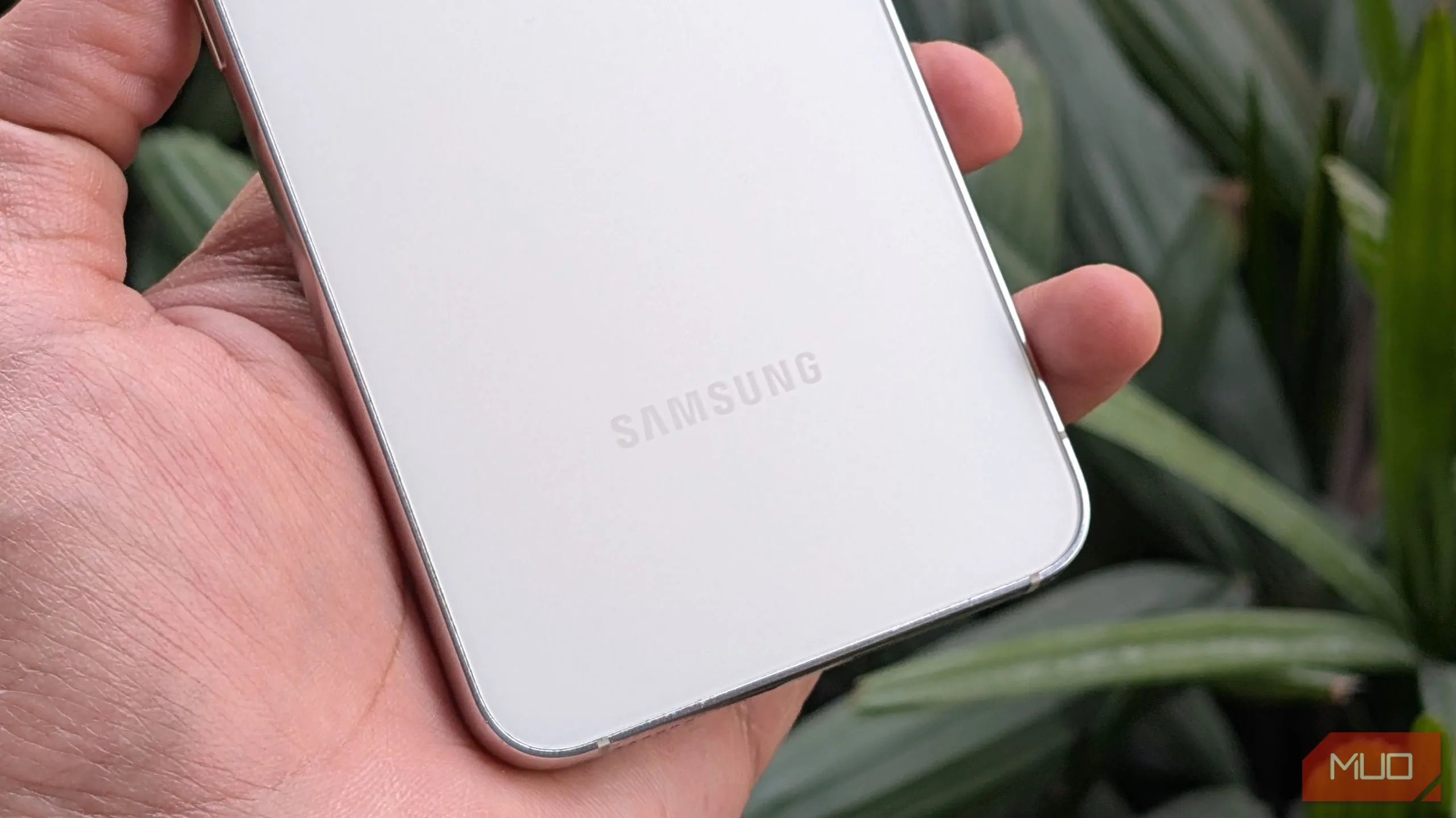 Cận cảnh người dùng cầm Samsung Galaxy S23, thể hiện sự tin cậy vào việc hỗ trợ phần mềm lâu dài.