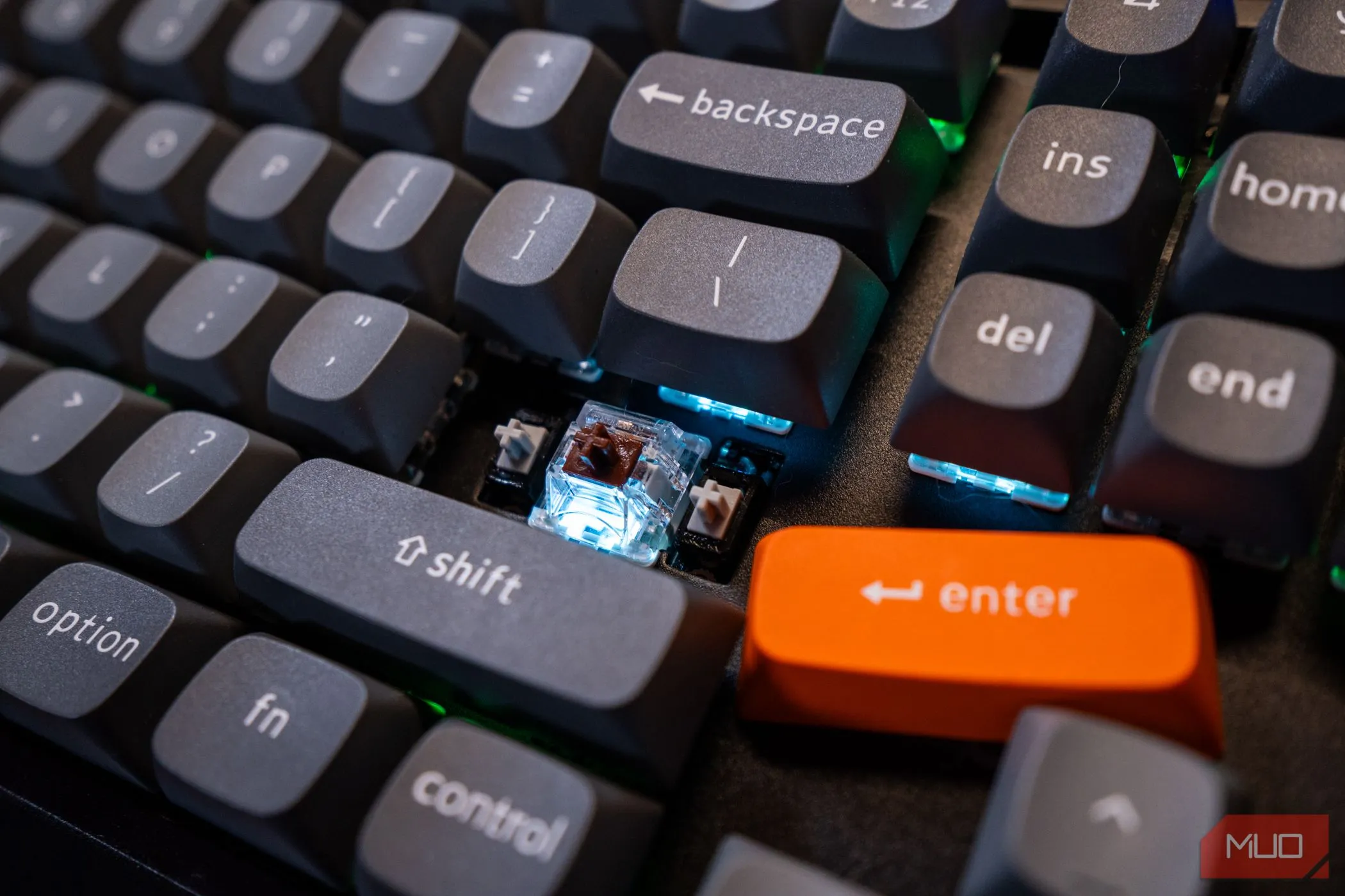 Cận cảnh switch và bộ ổn định PCB của phím Enter trên Keychron K8 Max, minh họa độ bền