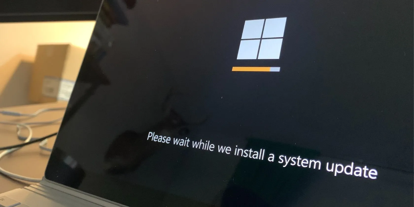 Cập nhật phần mềm hệ điều hành Windows trên máy tính xách tay, minh họa tầm quan trọng của việc cập nhật để vá lỗ hổng bảo mật trên mọi thiết bị, bao gồm cả điện thoại dùng eSIM
