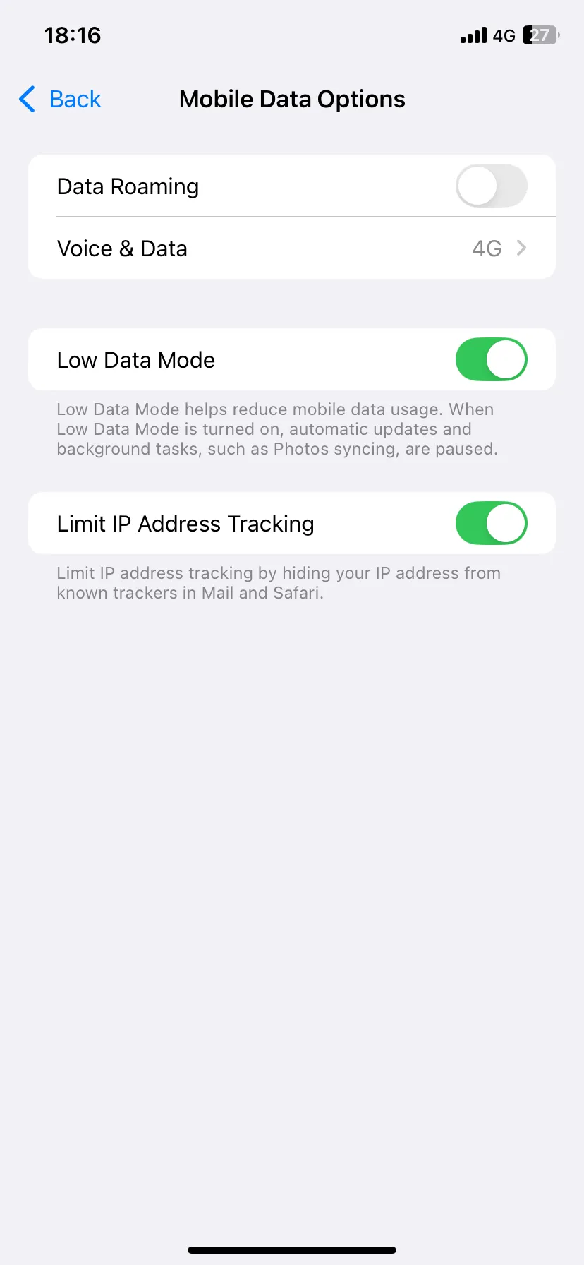 Chế độ dữ liệu thấp được bật trên iPhone, hiển thị tùy chọn bật/tắt.