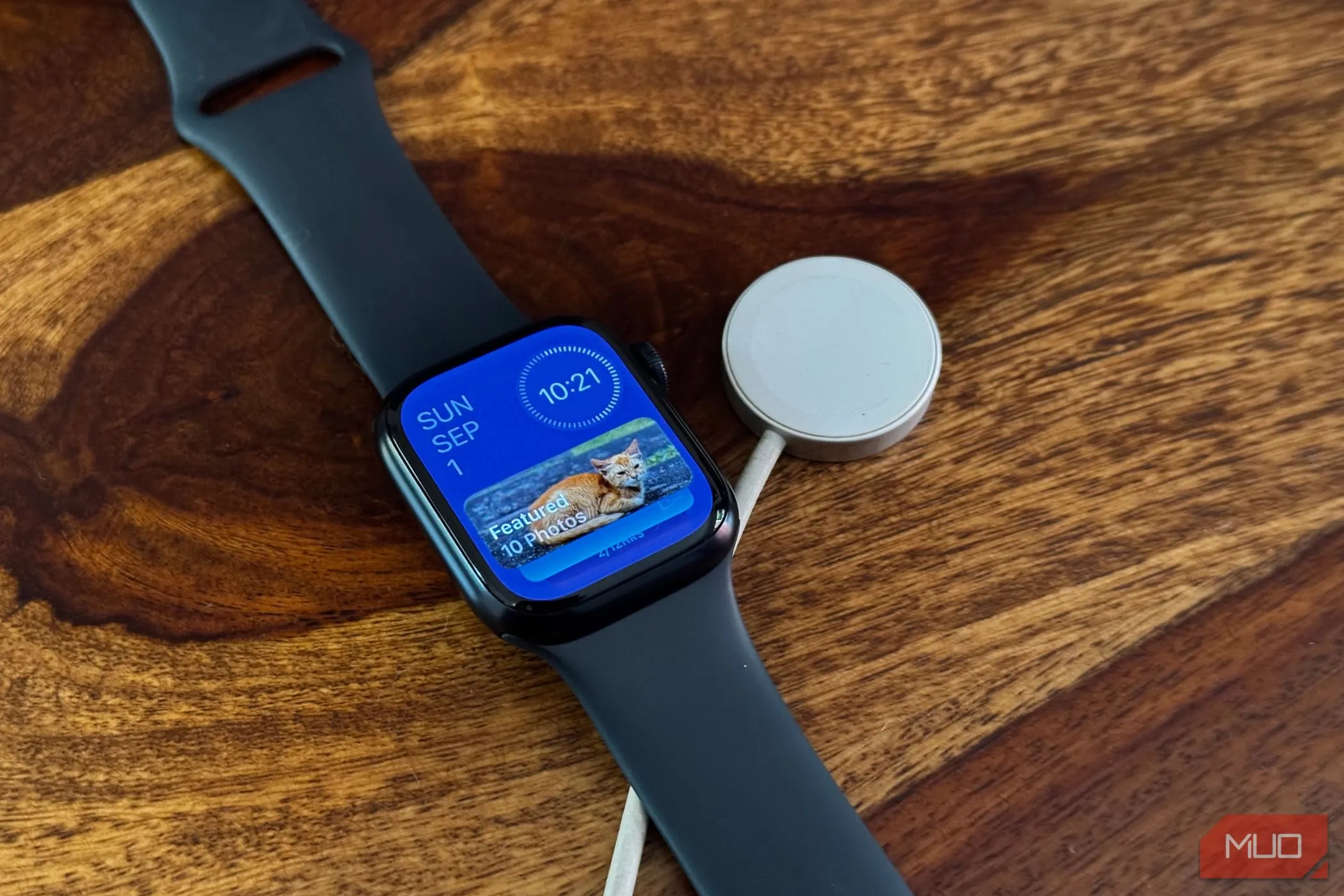 Chế độ xem widget trên Apple Watch cùng với đế sạc, tượng trưng cho quá trình cập nhật phần mềm mượt mà và đồng bộ