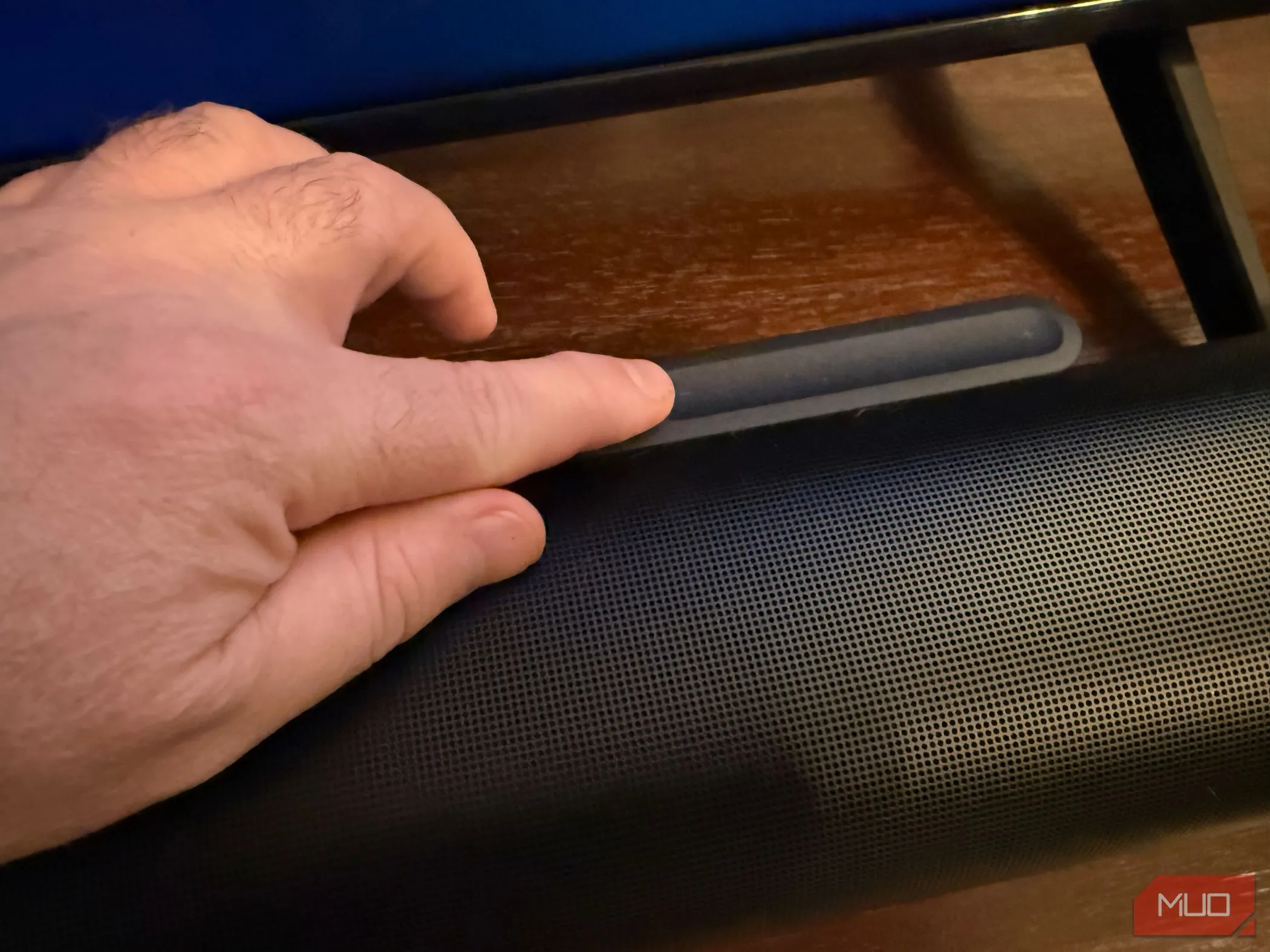 Chi tiết khu vực điều khiển cảm ứng âm lượng trên Sonos Arc Ultra.