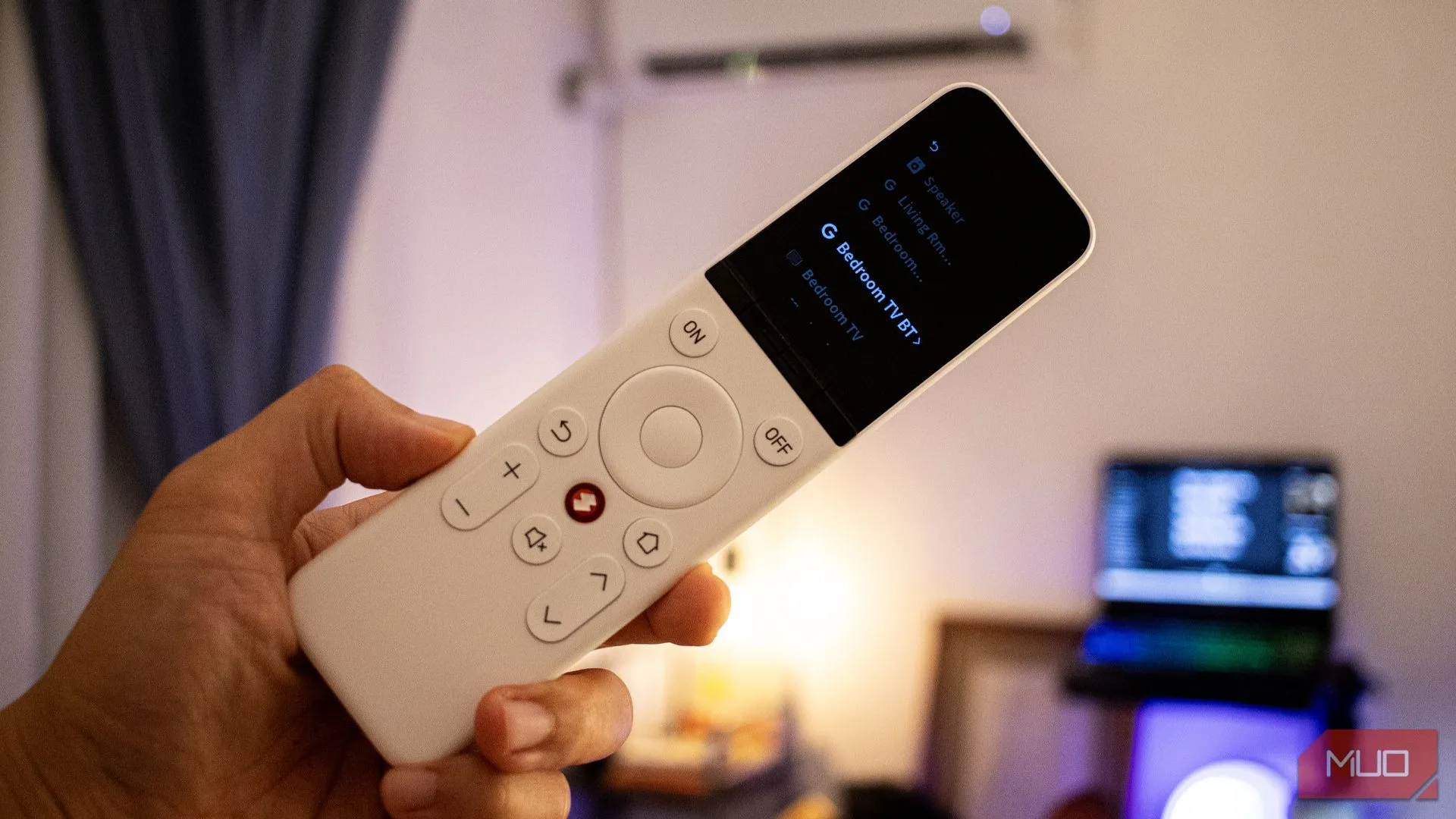 Chiếc điều khiển đa năng SwitchBot trên tay, biểu tượng cho khả năng kiểm soát nhiều thiết bị chỉ bằng một remote duy nhất.