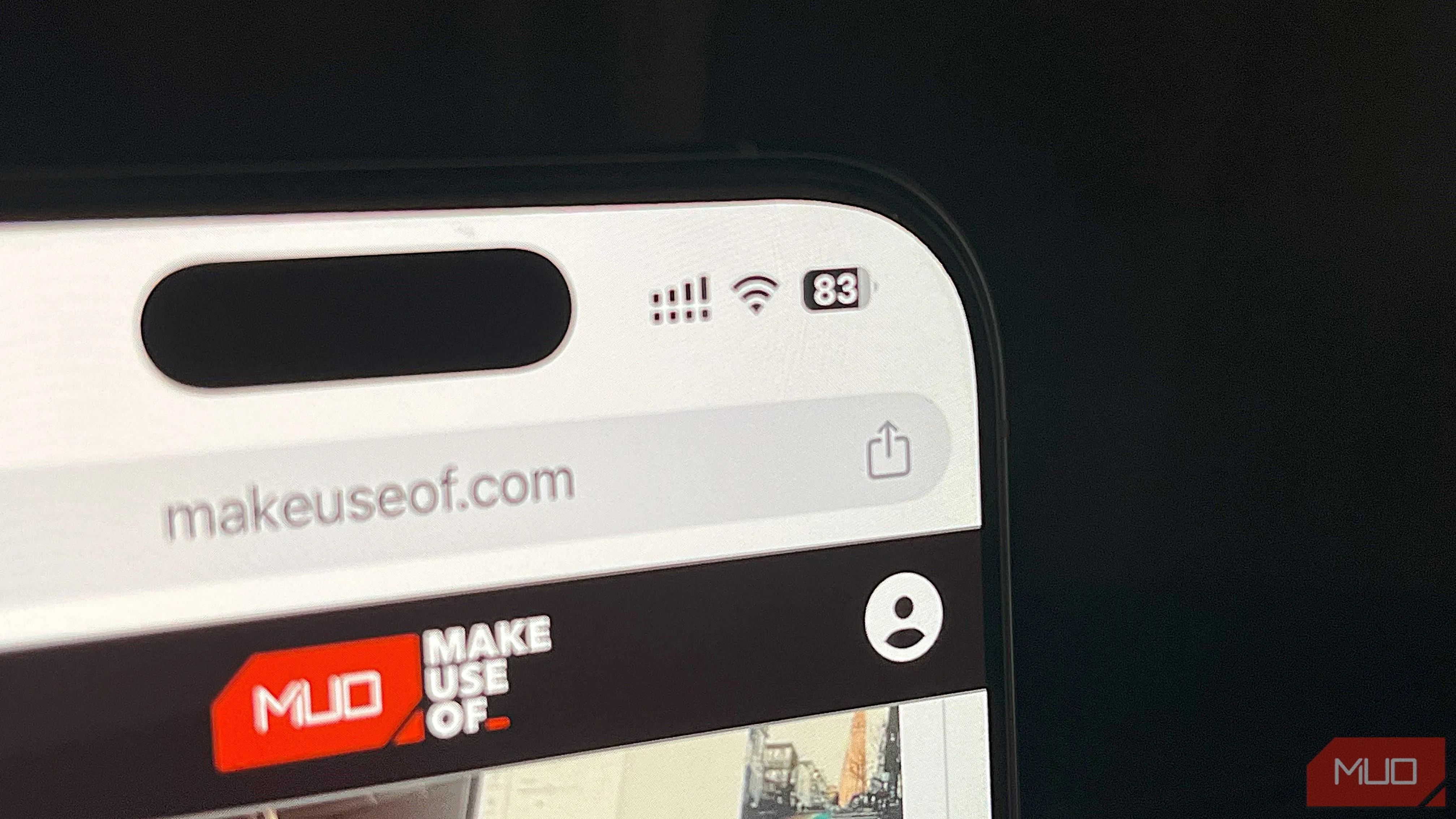 Chiếc iPhone 16 Pro đang sử dụng trình duyệt Chrome, minh họa hiệu suất pin và khả năng hoạt động trên iOS 26