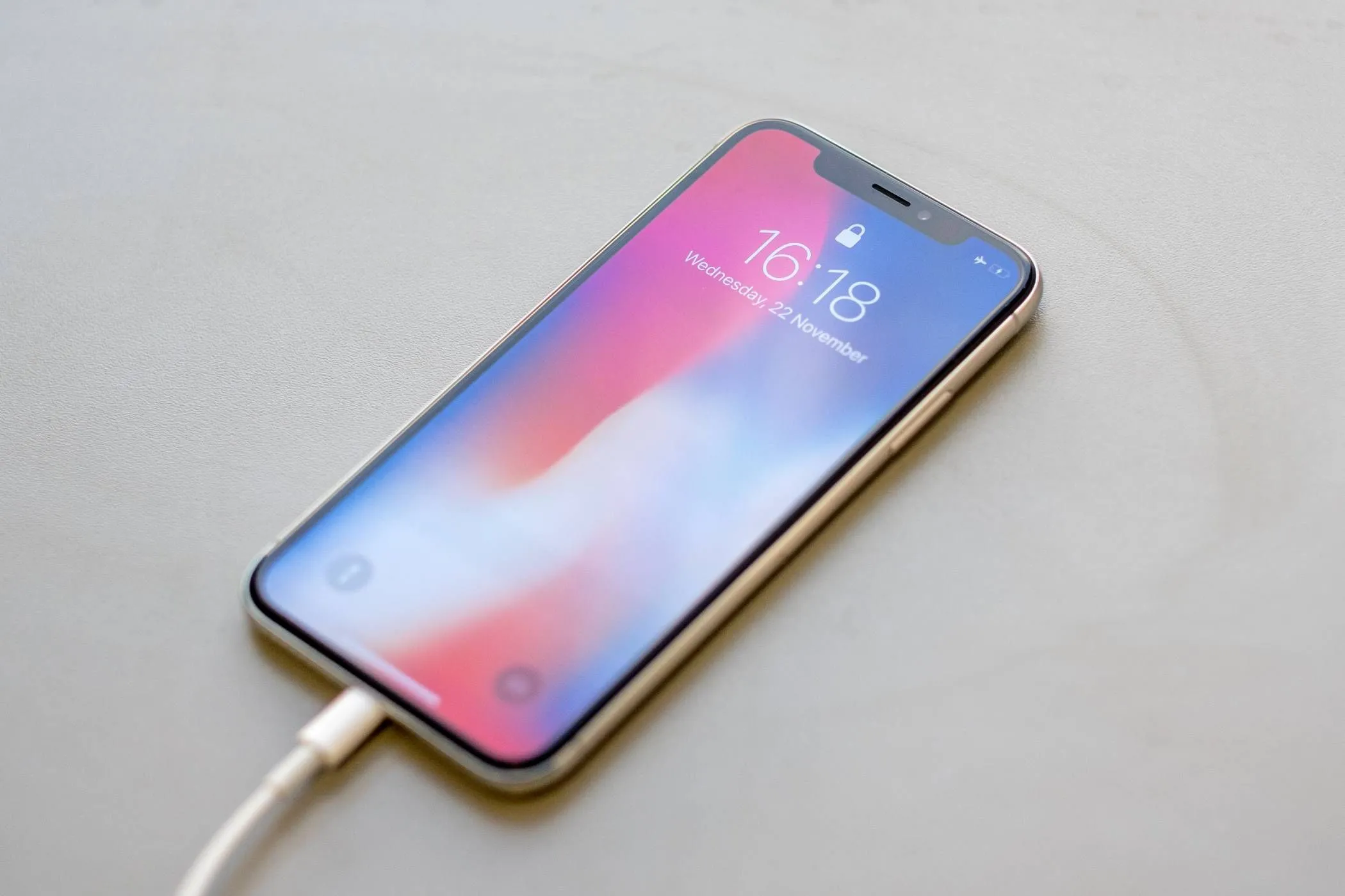 Chiếc iPhone đang được cắm vào cáp sạc, đại diện cho việc sạc qua đêm an toàn