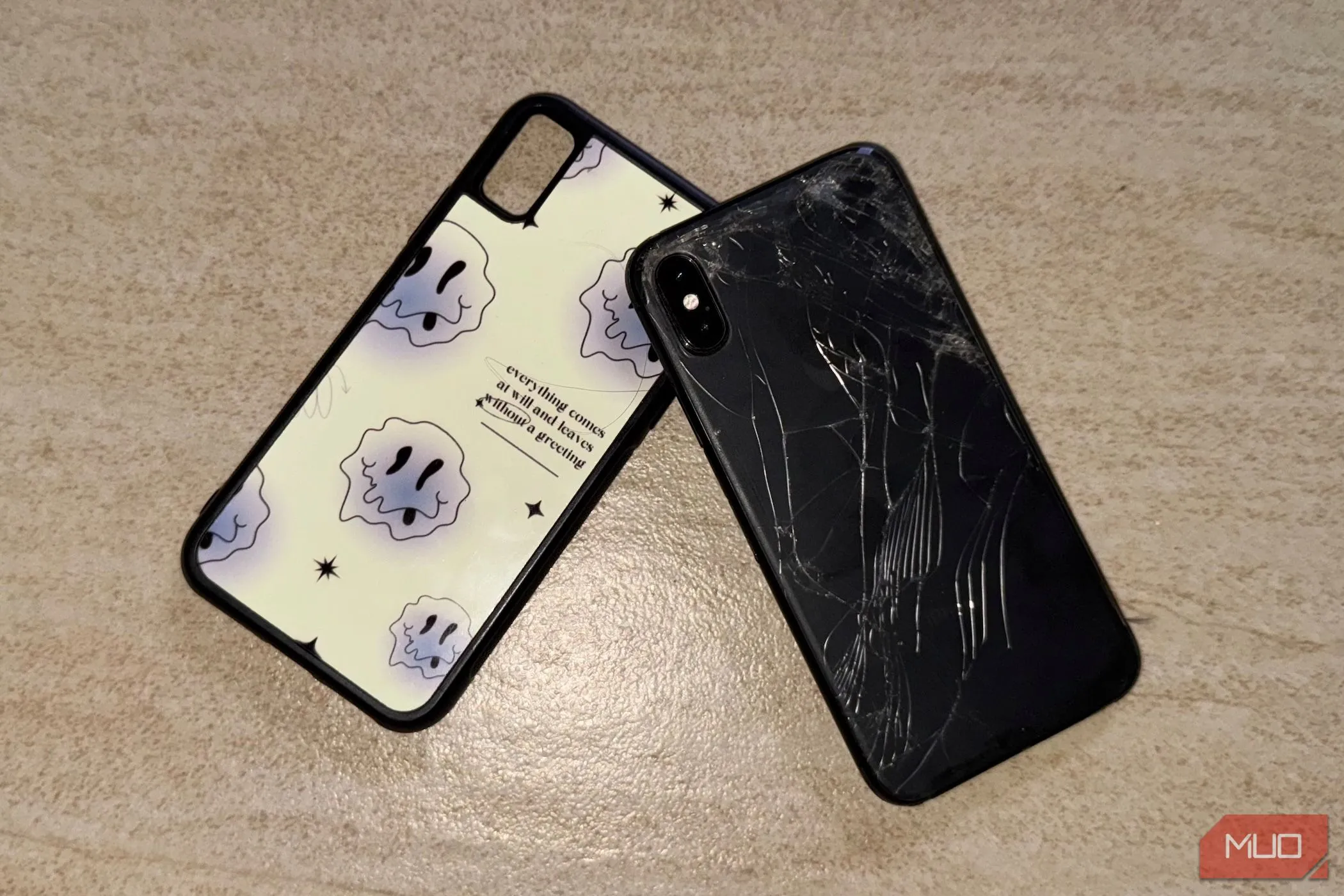 Chiếc iPhone X với mặt lưng kính bị nứt vỡ, minh họa nhược điểm độ bền của chất liệu kính trên smartphone.
