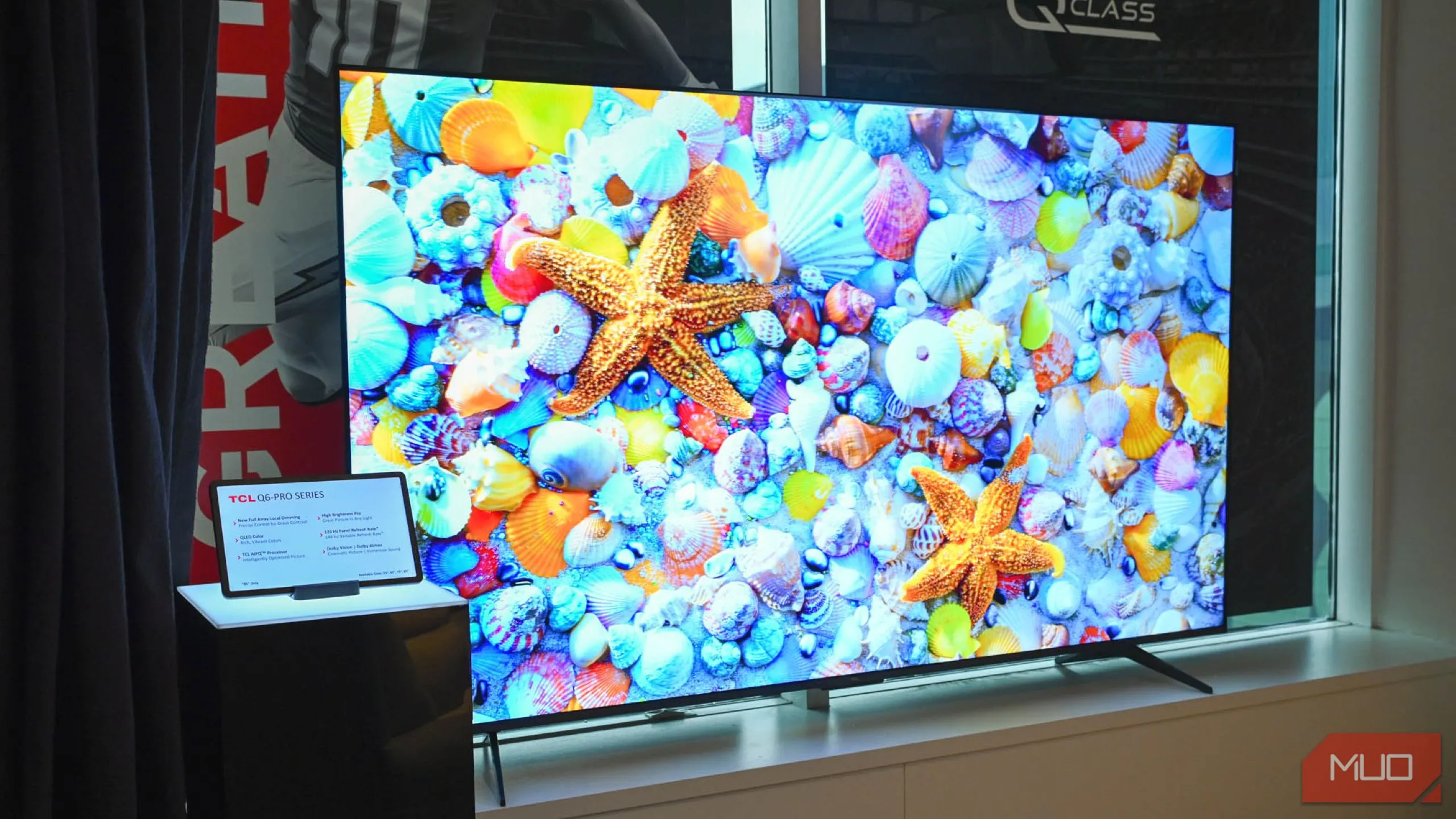 Chiếc TV TCL Q6 Pro Series trưng bày tại CES 2024, minh họa cho một smart TV hiện đại mà người dùng có thể tùy chỉnh để vô hiệu hóa các tính năng thông minh không mong muốn.