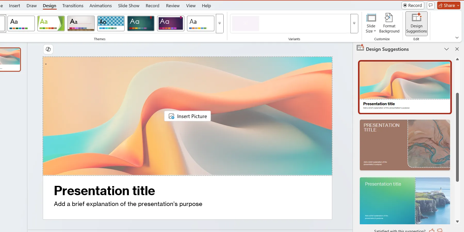 Chọn một gợi ý thiết kế từ bảng Designer trong PowerPoint.
