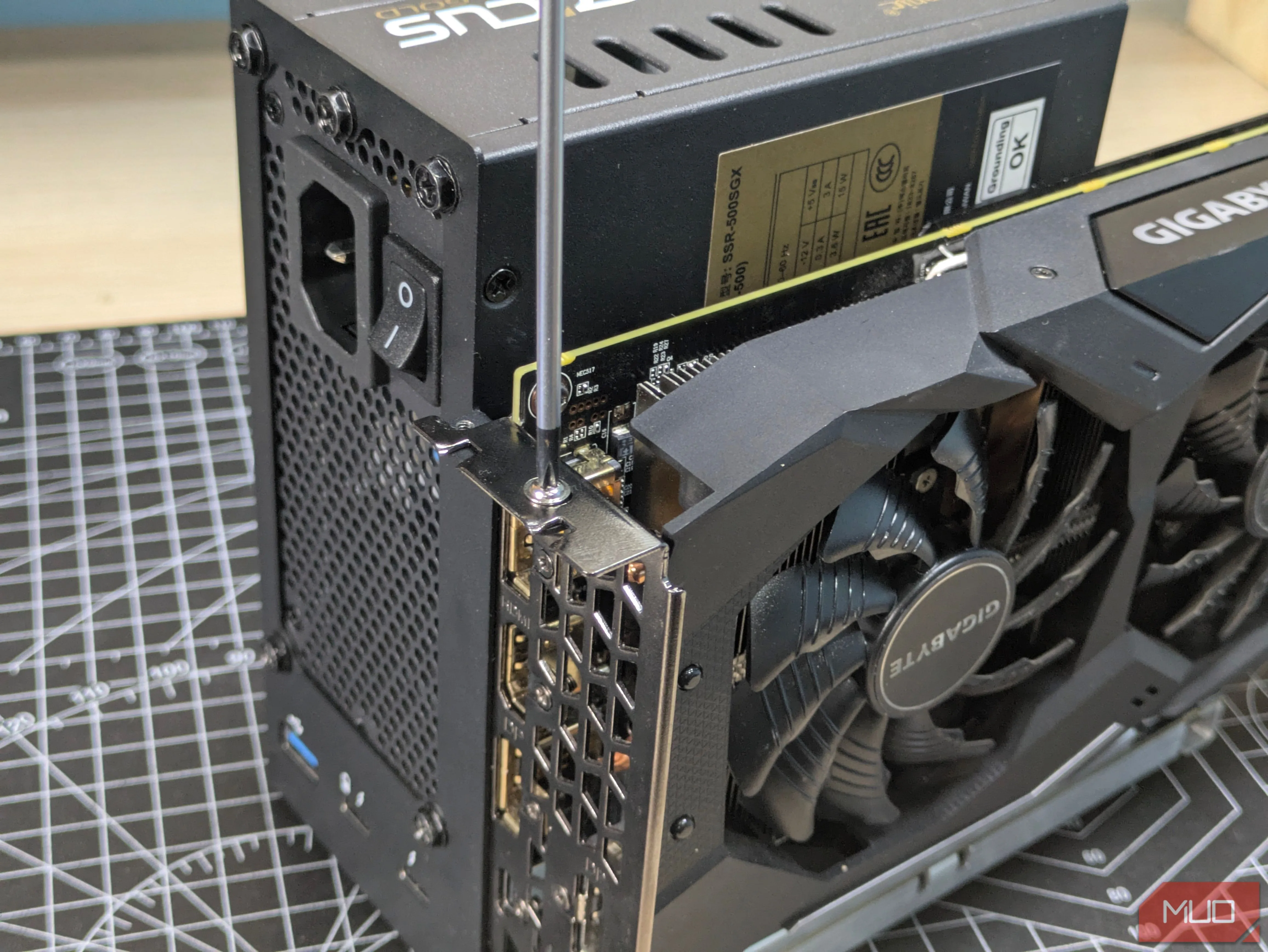 Cố định card đồ họa (GPU) và bộ nguồn (PSU) trên giá đỡ eGPU