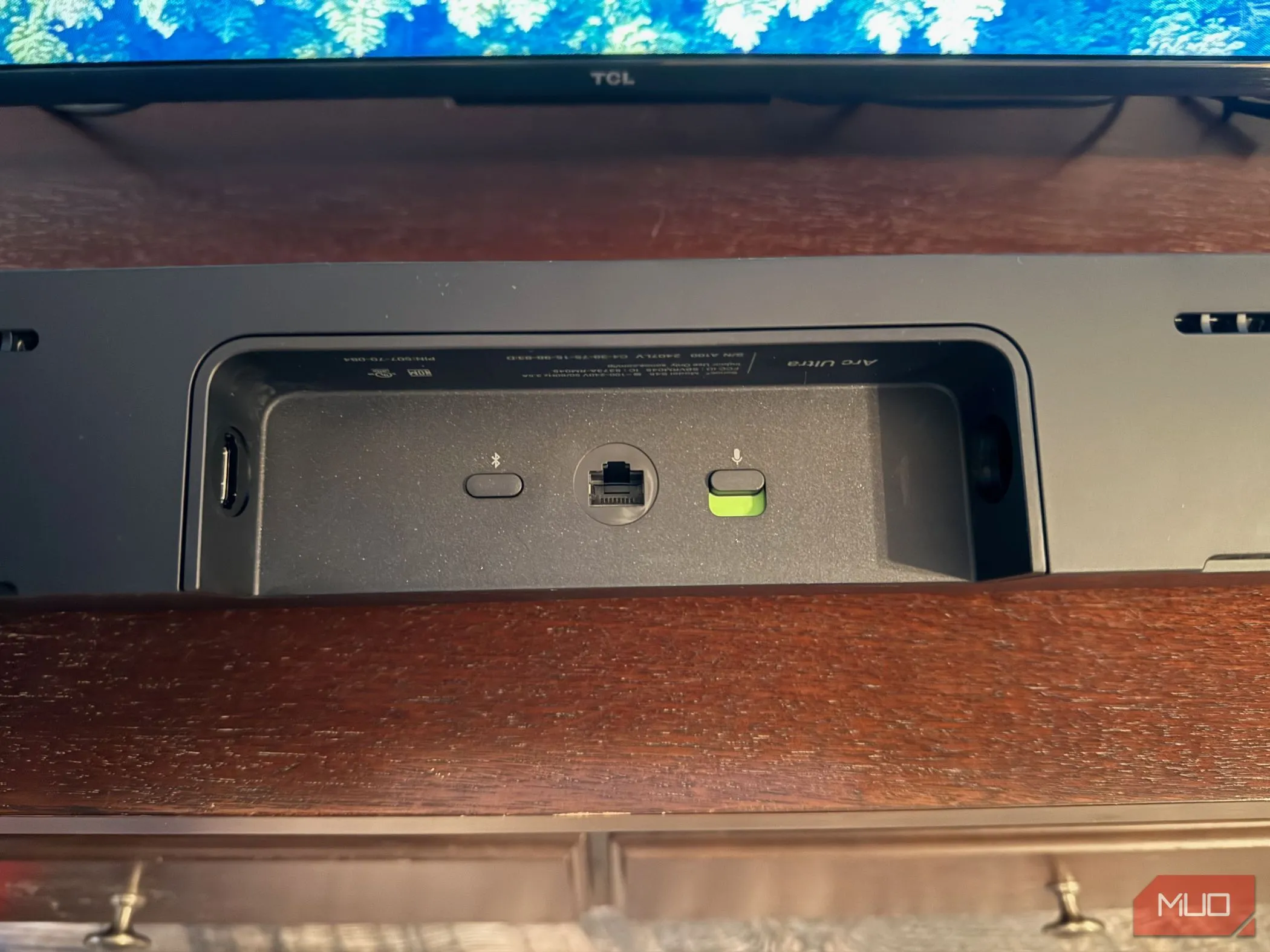 Cổng kết nối HDMI và nguồn cùng nút Bluetooth ở mặt sau của Sonos Arc Ultra.
