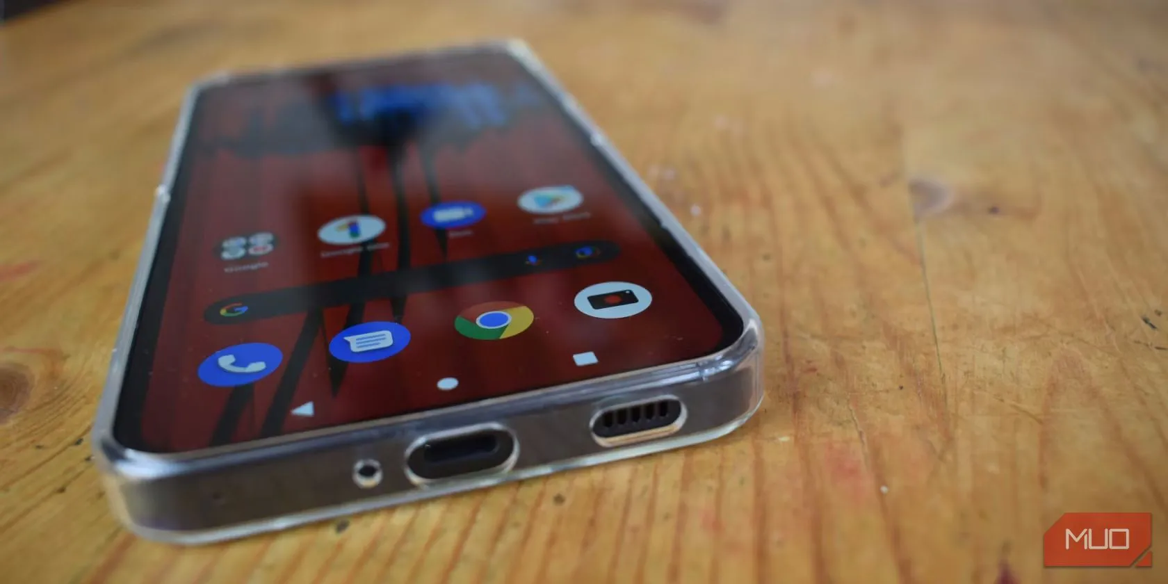 Cổng sạc của Nothing Phone 1 được bảo vệ bởi nút chặn bụi trong ốp lưng