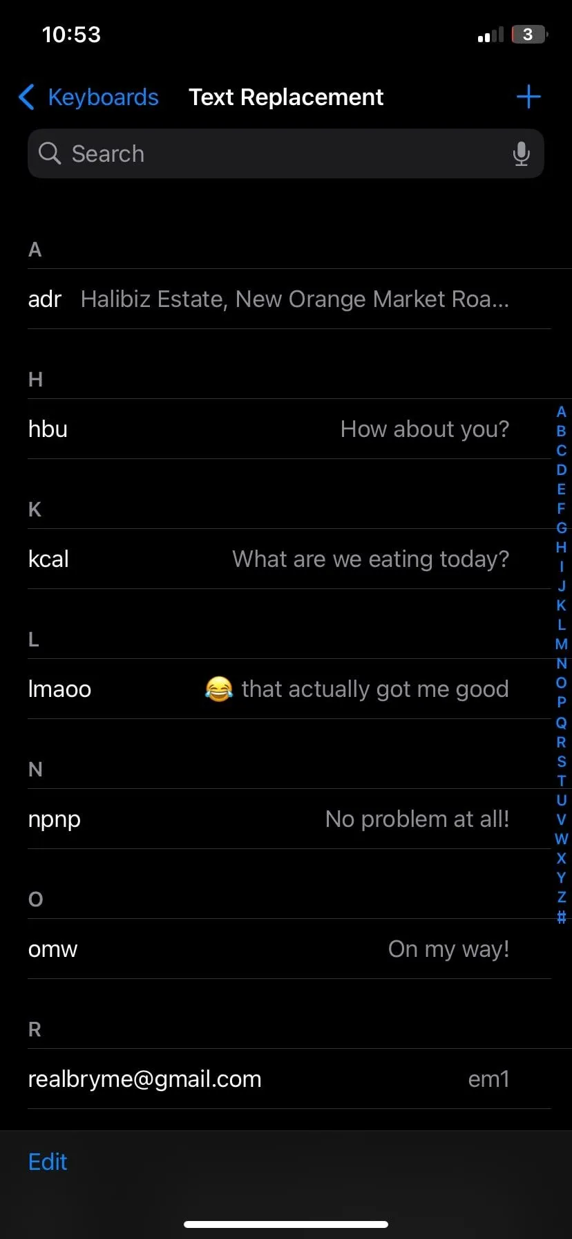 Danh sách các phím tắt thay thế văn bản đã tạo trong cài đặt iPhone, hiển thị Phrase và Shortcut