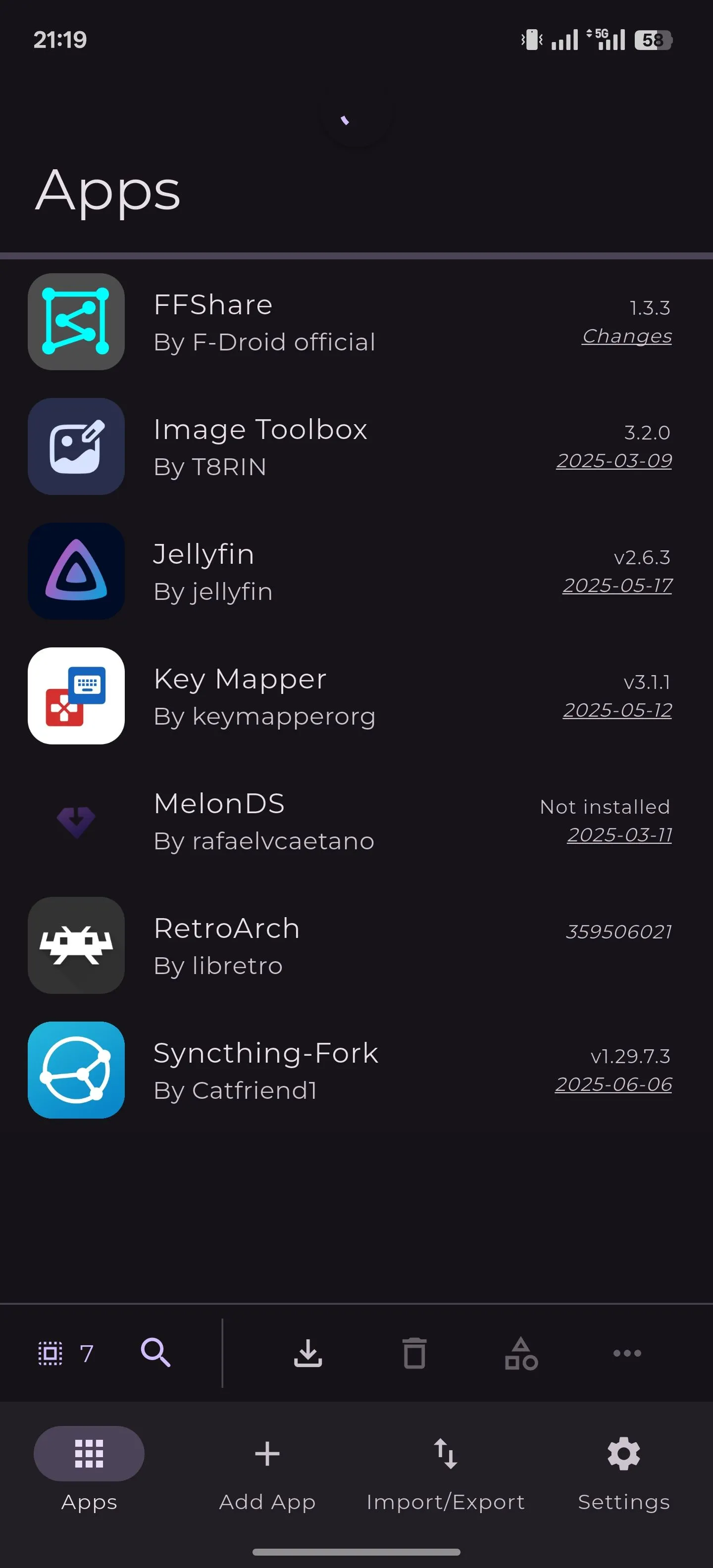 Danh sách các ứng dụng đã thêm vào Obtainium trên Android, hiển thị trạng thái cập nhật.