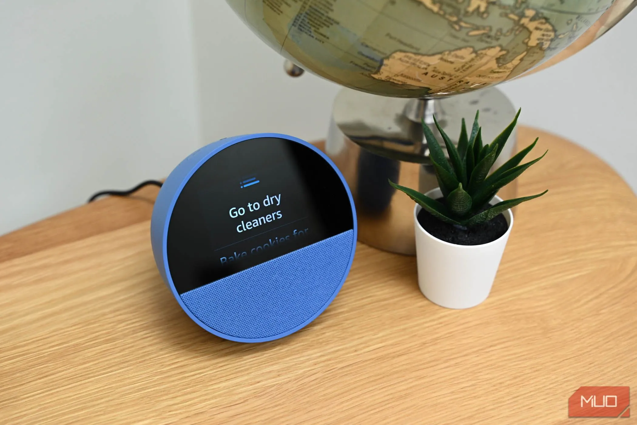Danh sách việc cần làm hiển thị trên màn hình thiết bị Amazon Echo Spot, minh họa tính năng của Alexa