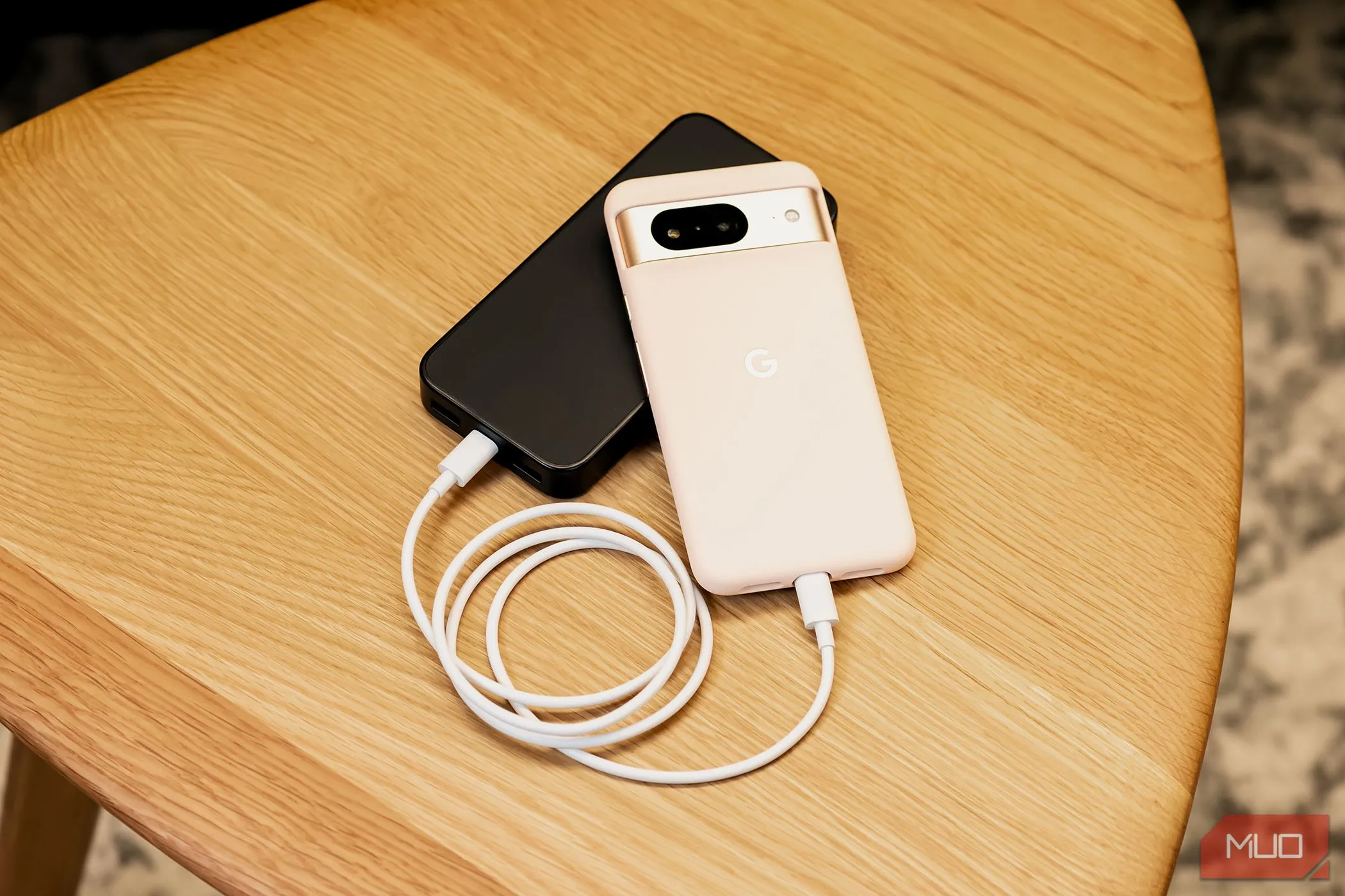 Điện thoại Google Pixel 8 đang được sạc pin chậm so với các đối thủ flagship