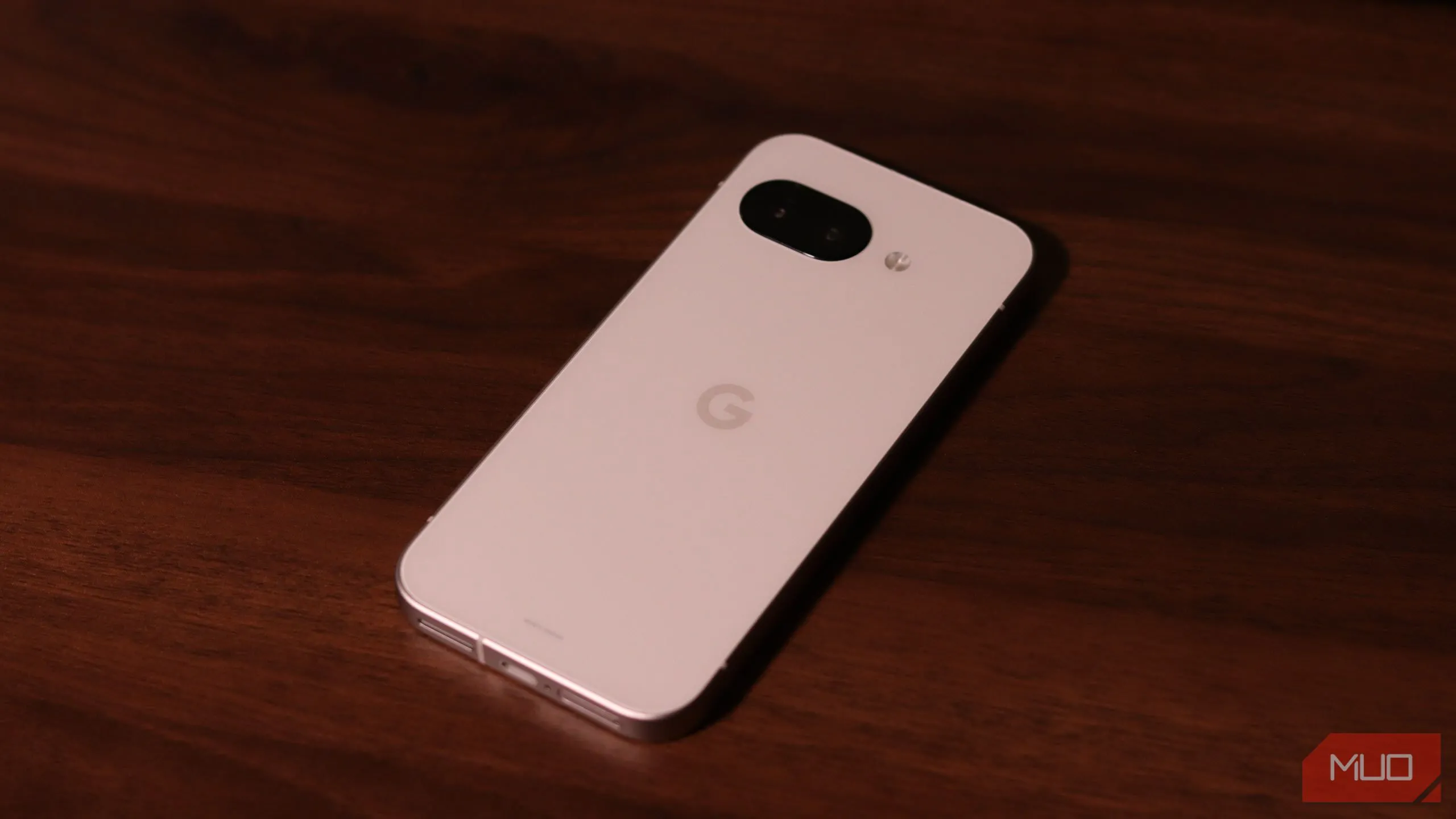 Điện thoại Google Pixel 9a trên bề mặt gỗ