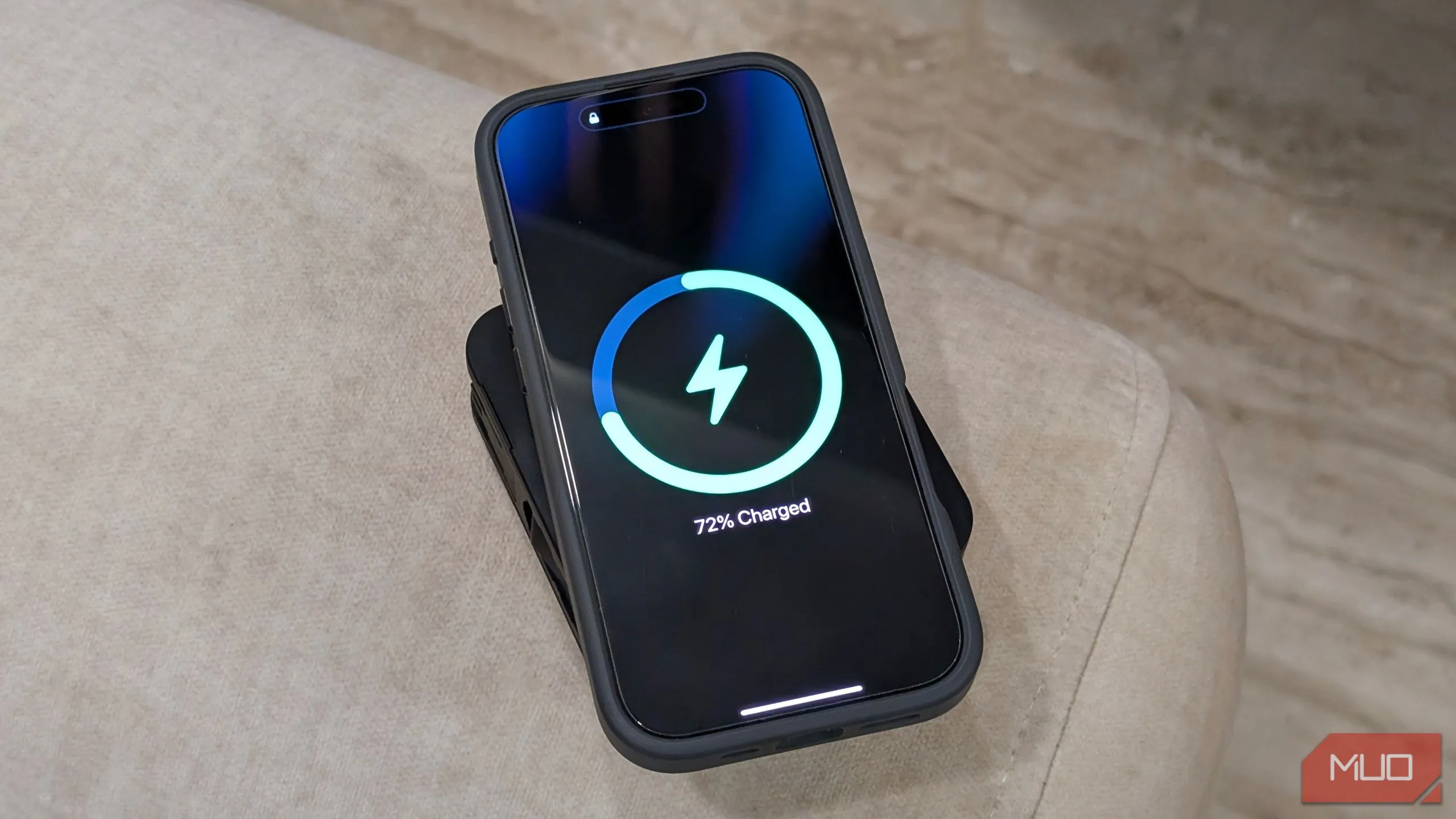 Điện thoại iPhone đang sạc không dây qua tính năng Qi2 của InfinaCore P3 Pro