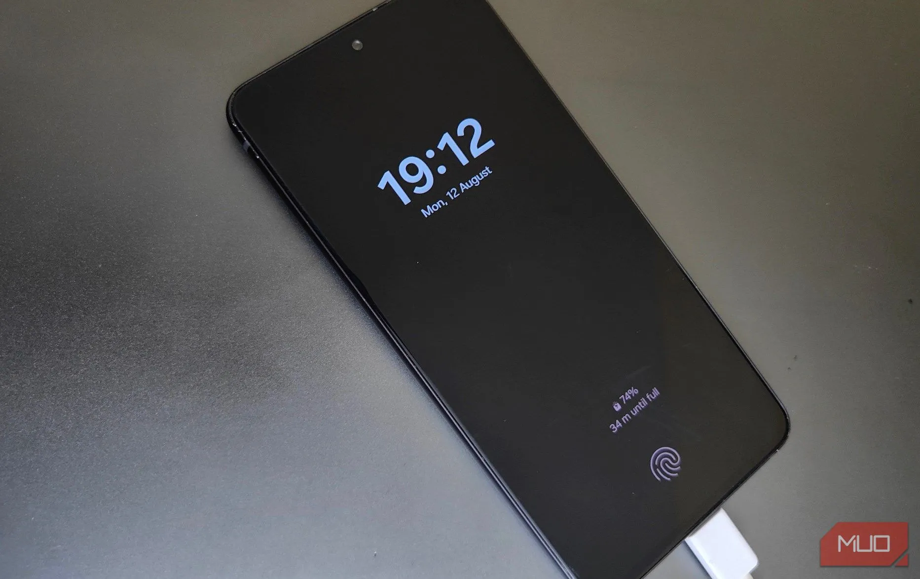Điện thoại Samsung đang được sạc trên bàn