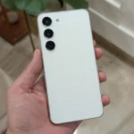 Điện thoại Samsung Galaxy S23 đang được sử dụng, thể hiện trải nghiệm pin bền bỉ của người dùng.