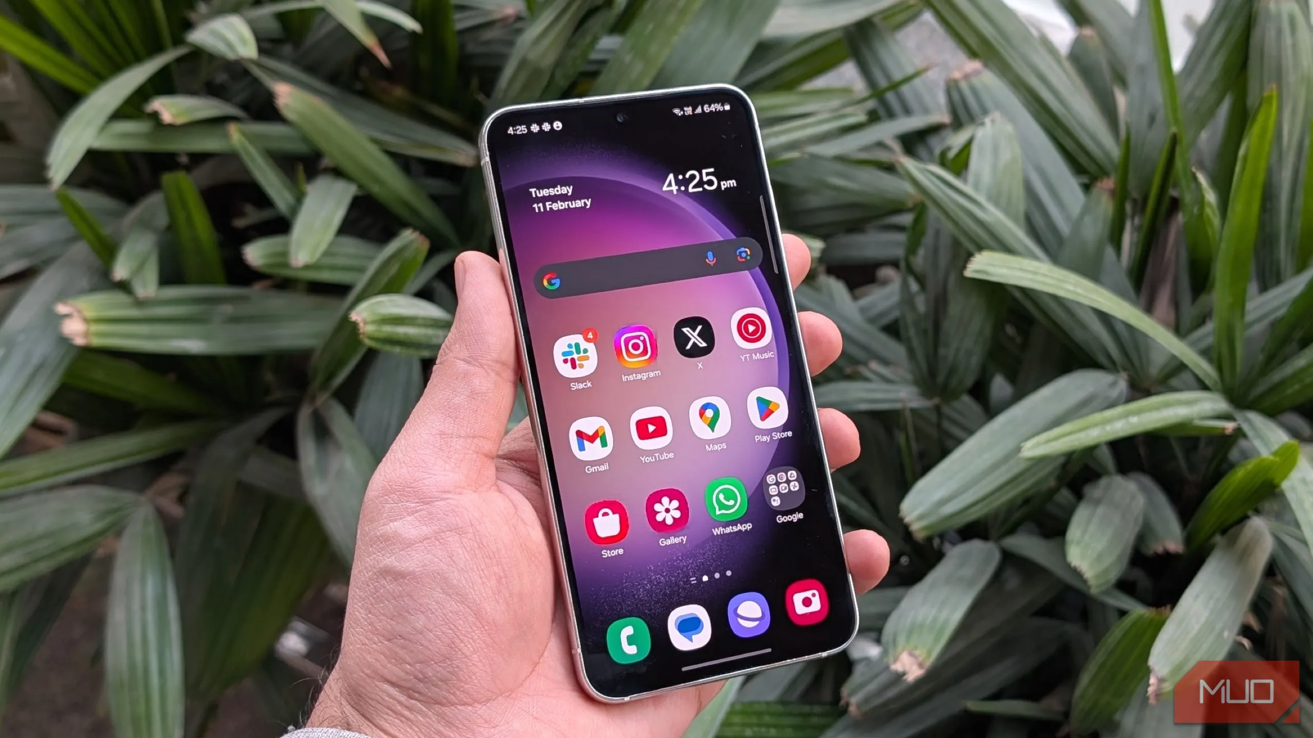 Điện thoại Samsung Galaxy S23 màu đen với màn hình hiển thị, minh họa hiệu năng ổn định trong sử dụng hàng ngày.