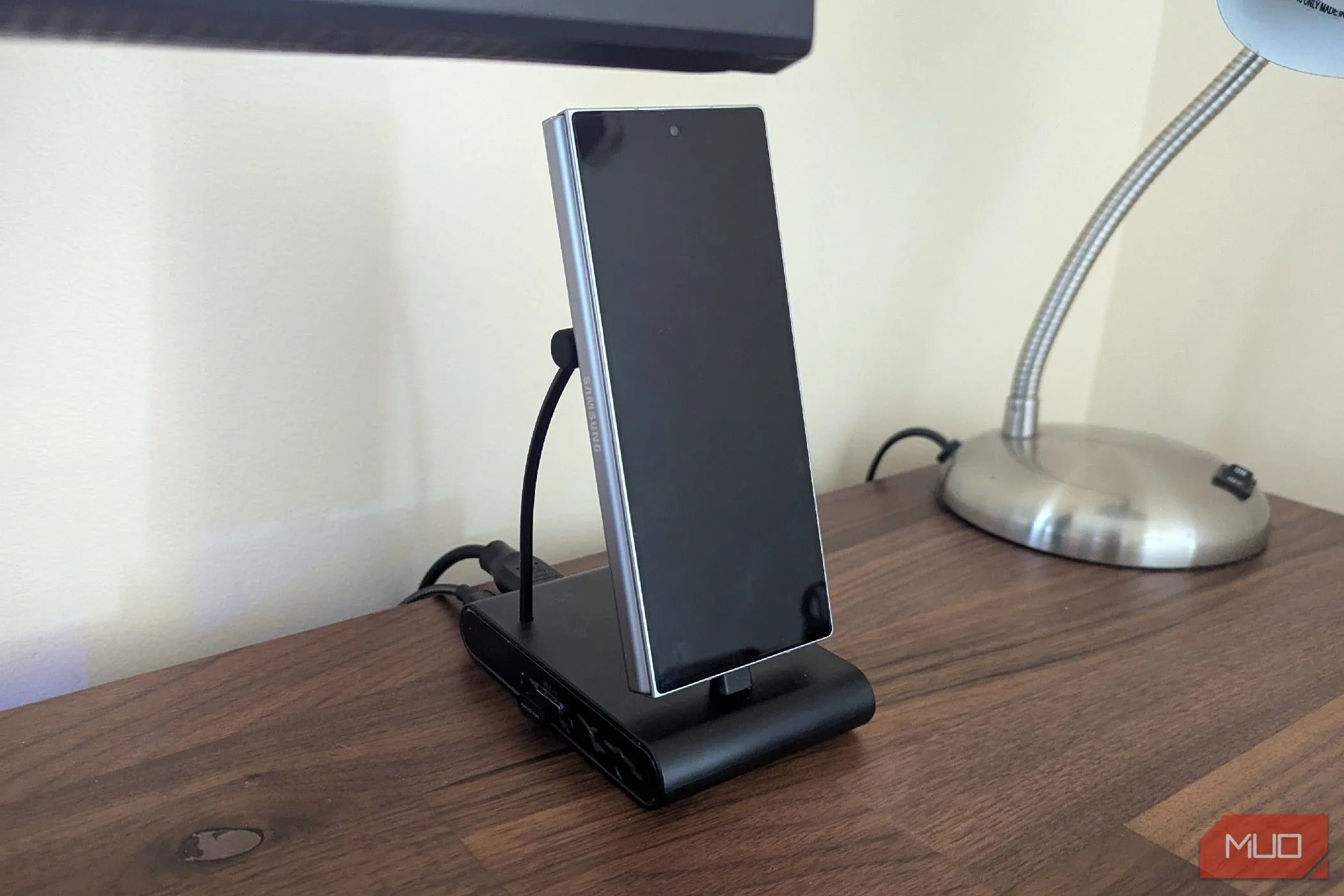 Điện thoại Samsung Galaxy Z Fold 6 trên docking station USB-C đứng, thể hiện khả năng mở rộng.