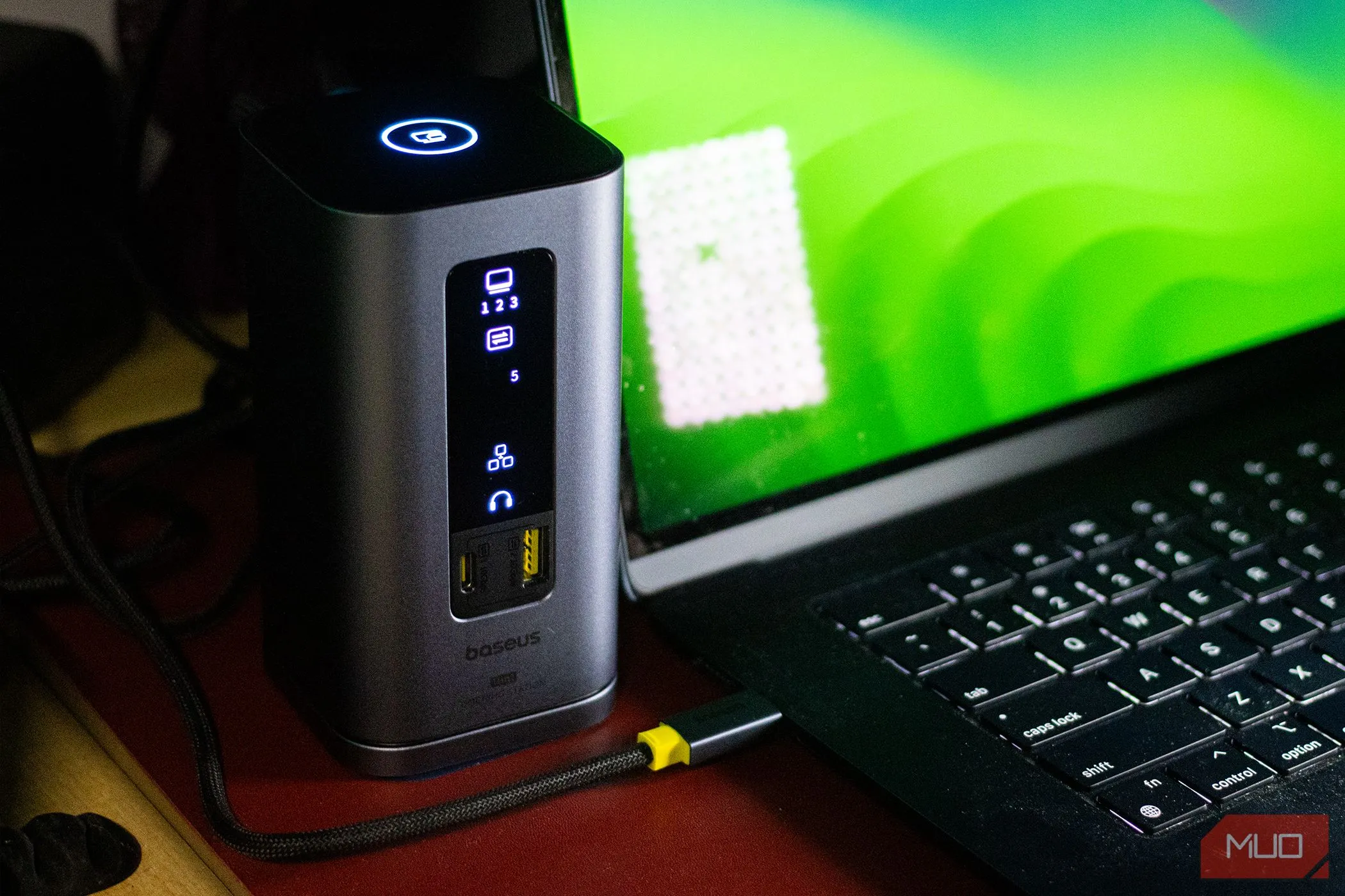 Docking Station Baseus Spacemate 11-in-1 kết nối với MacBook Air, tạo thành một thiết lập máy trạm hoàn chỉnh