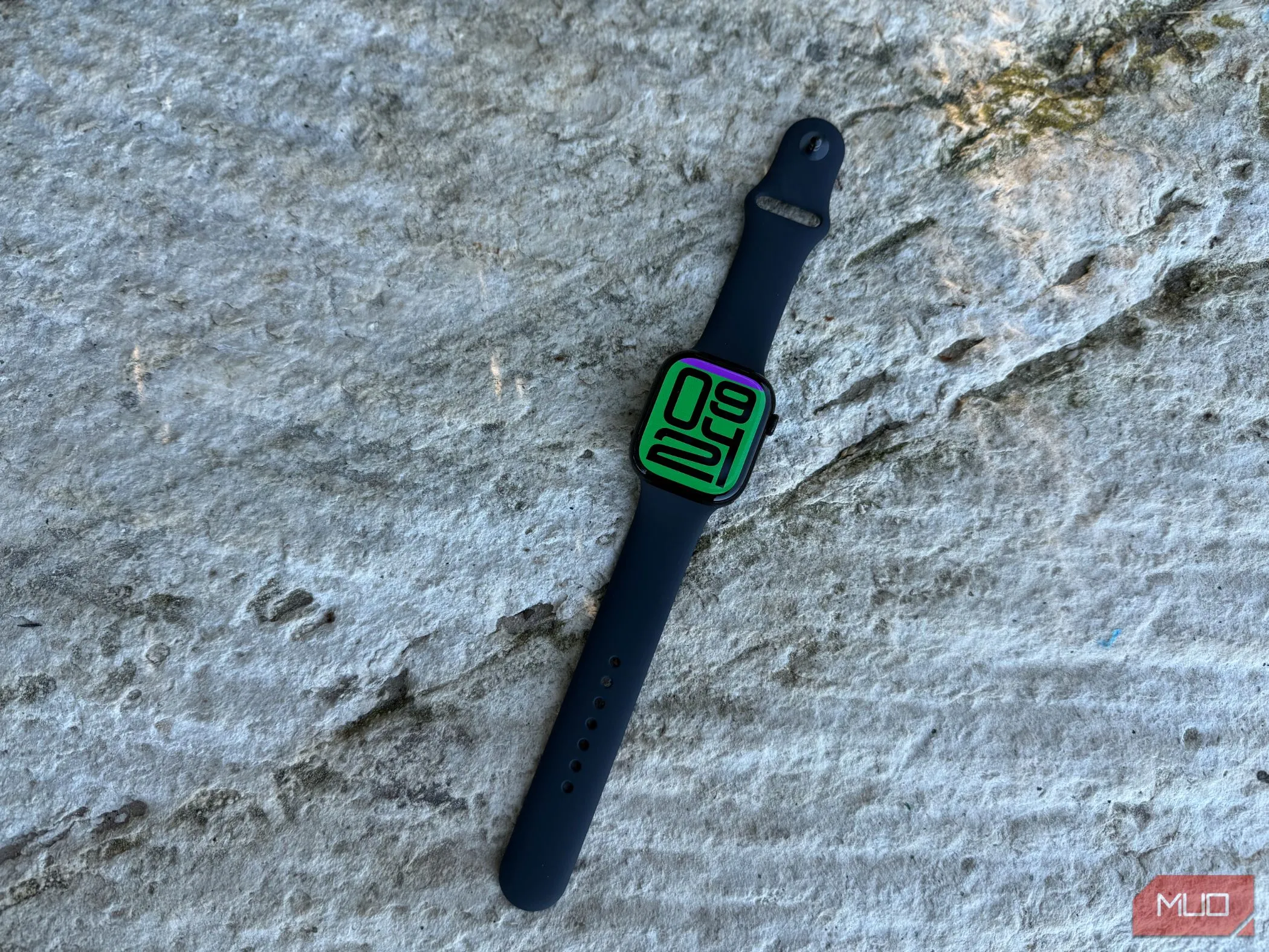 Đồng hồ thông minh Apple Watch Series 10 màu bạc hiển thị mặt đồng hồ Flux, nổi bật thiết kế màn hình lớn và sắc nét.