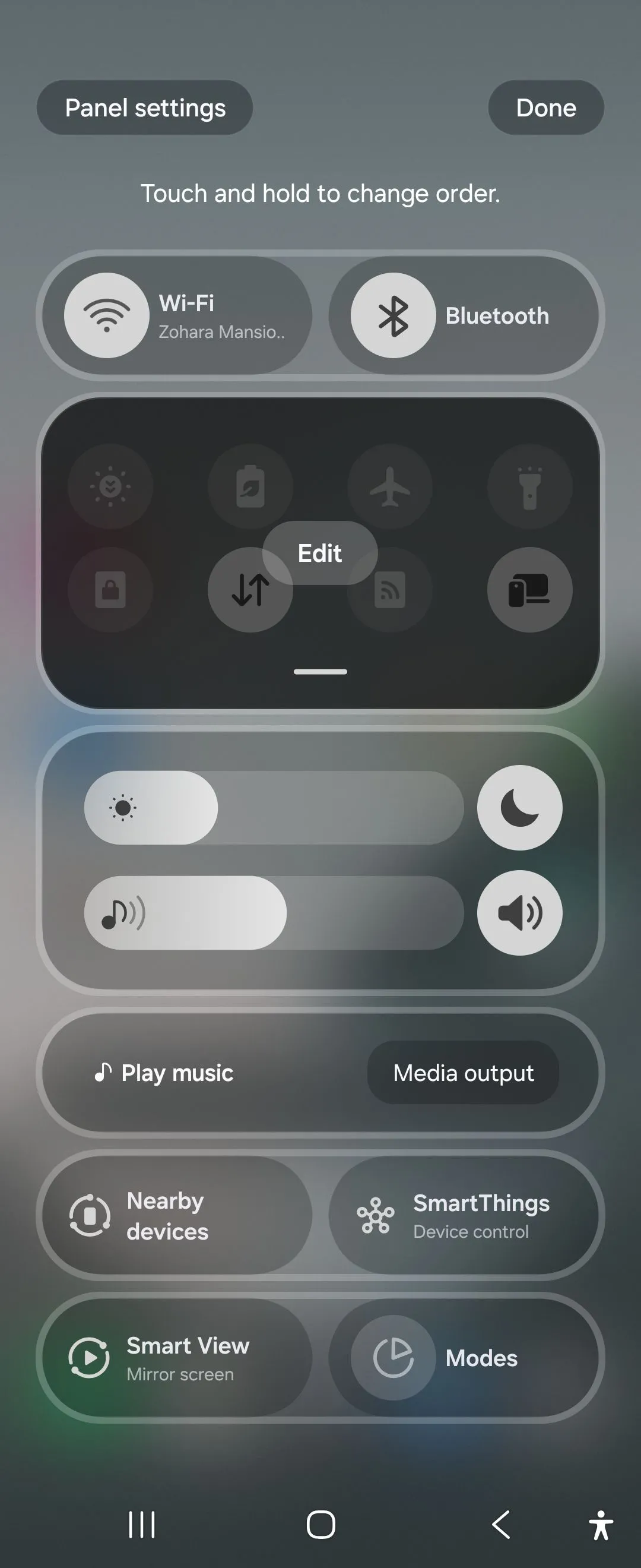 Giao diện bảng Cài đặt Nhanh (Quick Settings) được tách rời trong One UI 7 trên Galaxy Z Flip 6, hiển thị thanh điều chỉnh âm lượng và độ sáng.
